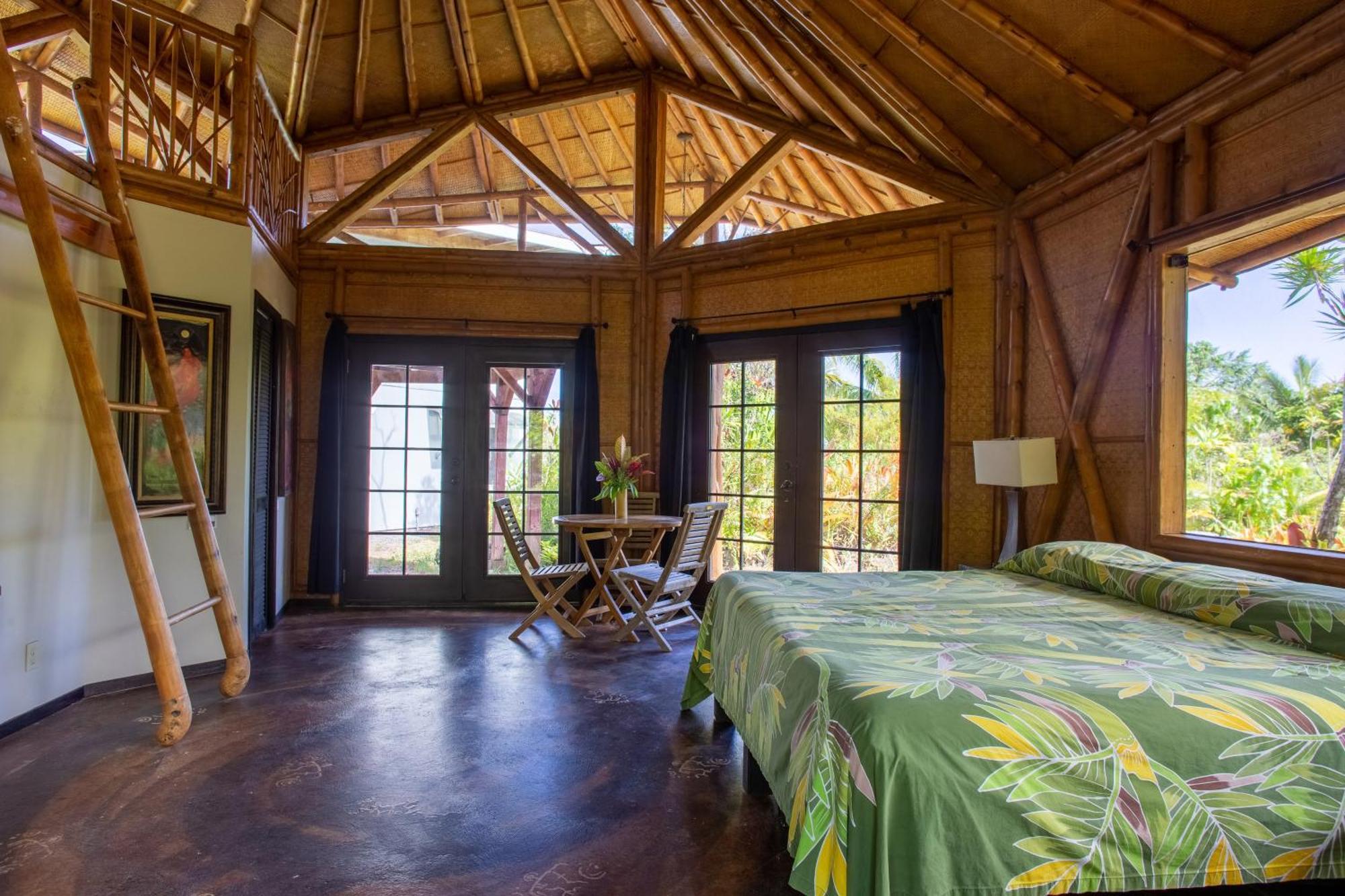 Kalani Oceanside Retreat Lodge