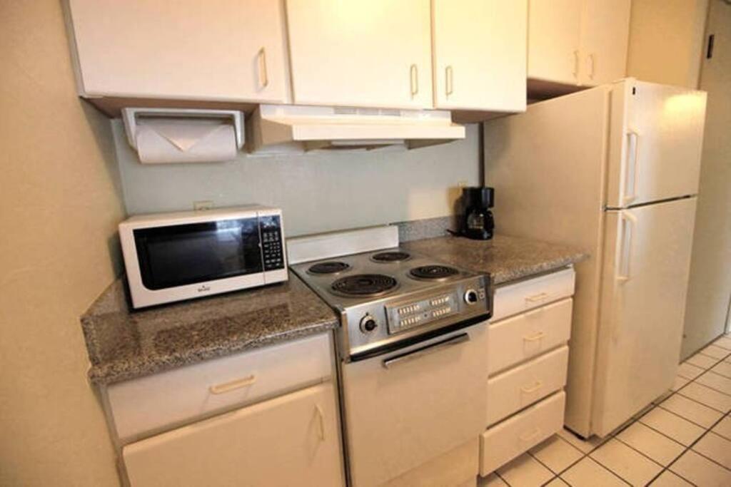 Lovely 1 Bedroom With Kitchen, Free Wifi & Parking Apartment *