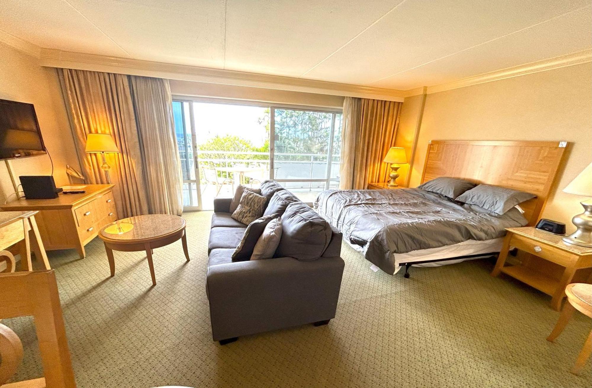 Ilikai 308 - Spacious With Stunning Ocean & Harbor Views *