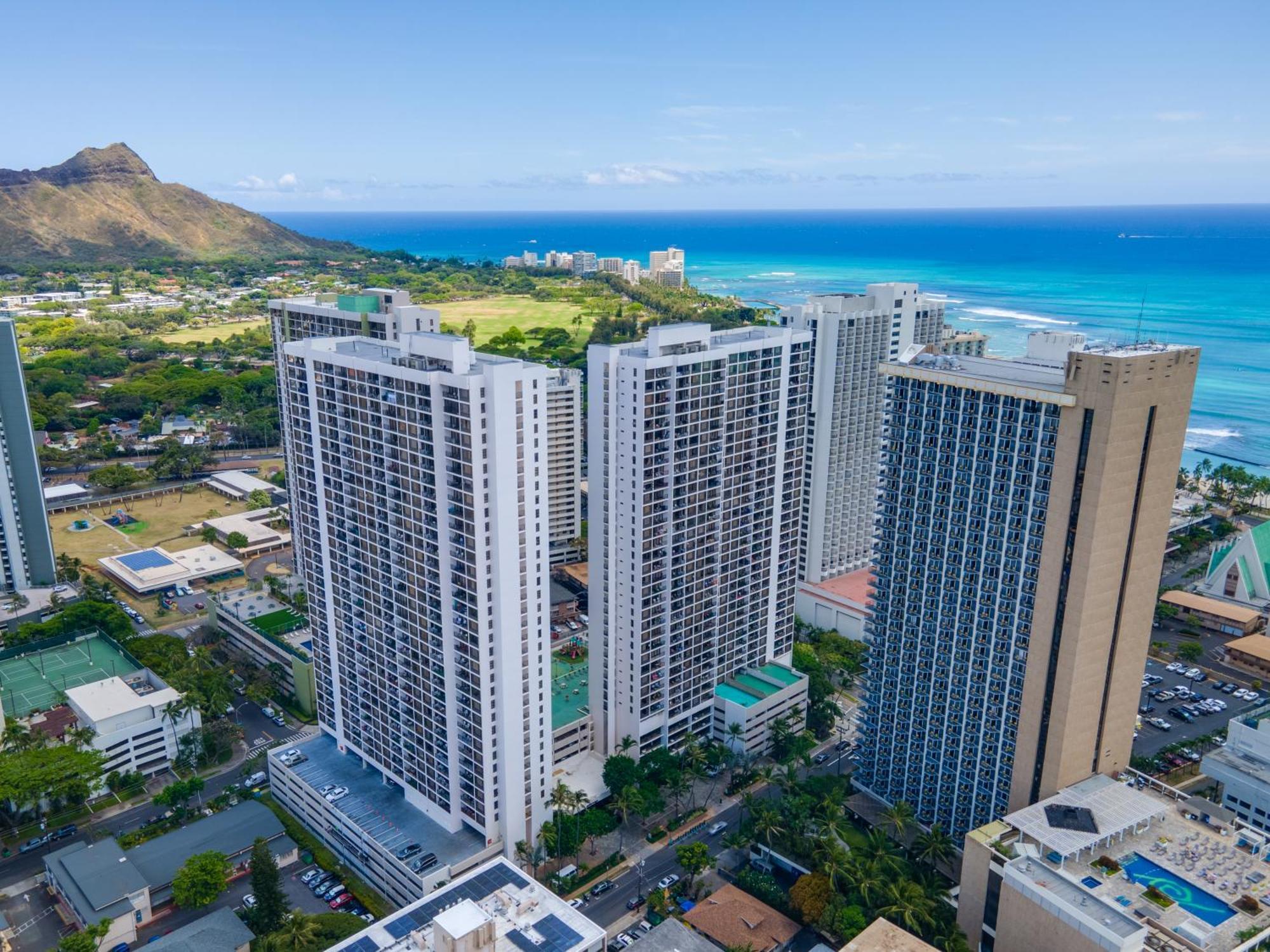 Waikiki Banyan 1br With Great Ocean Views, Steps To & Parking! Apartment *