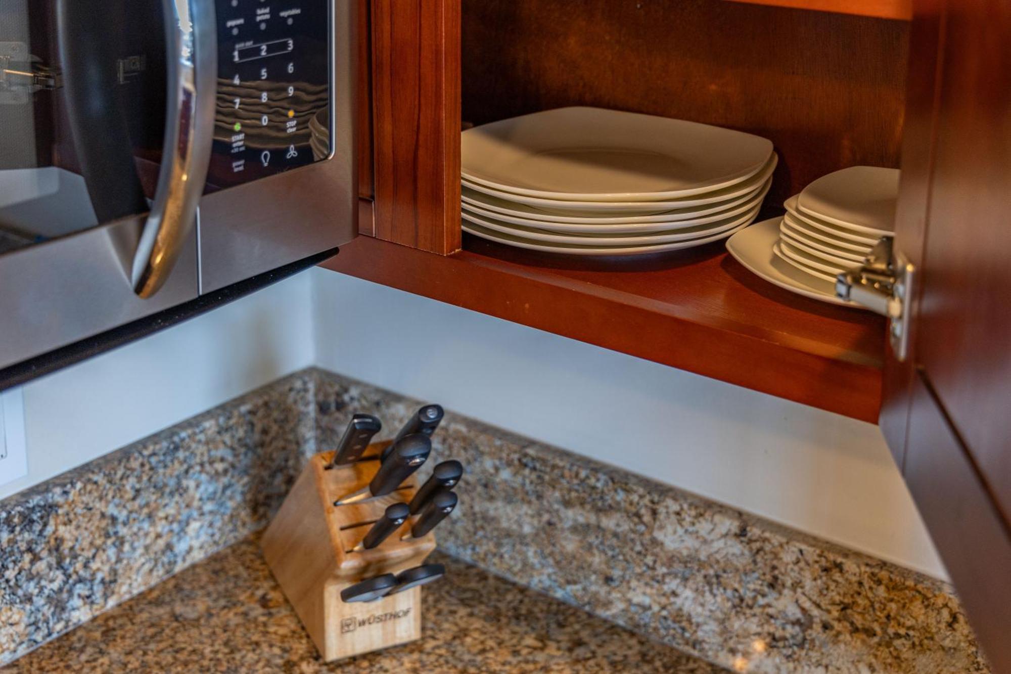 Apartment Upscale 2br & 2ba Ocean View In Waikiki With Parking! Honolulu