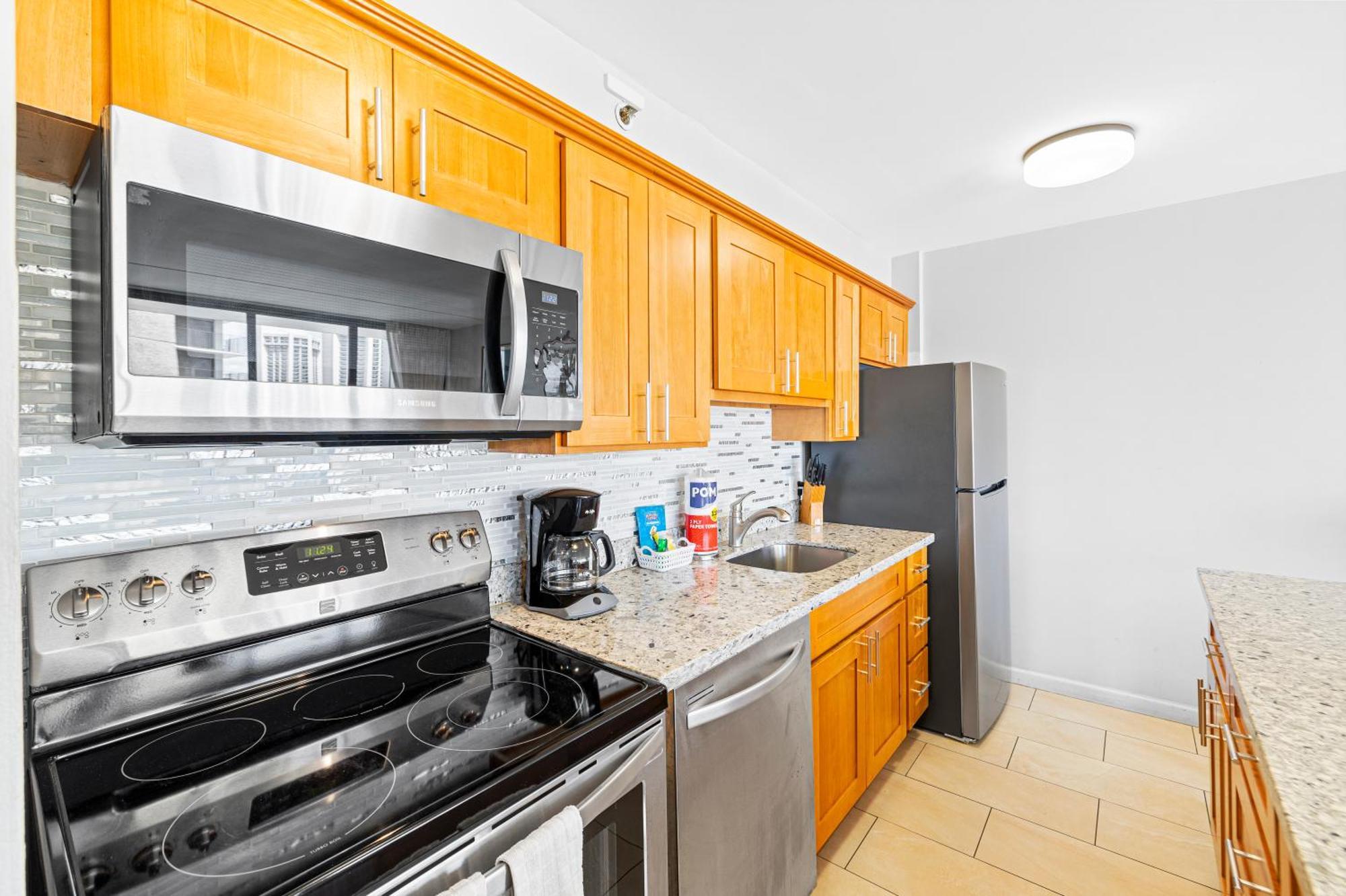 Great Ocean View Condo, Near With Free Parking! *