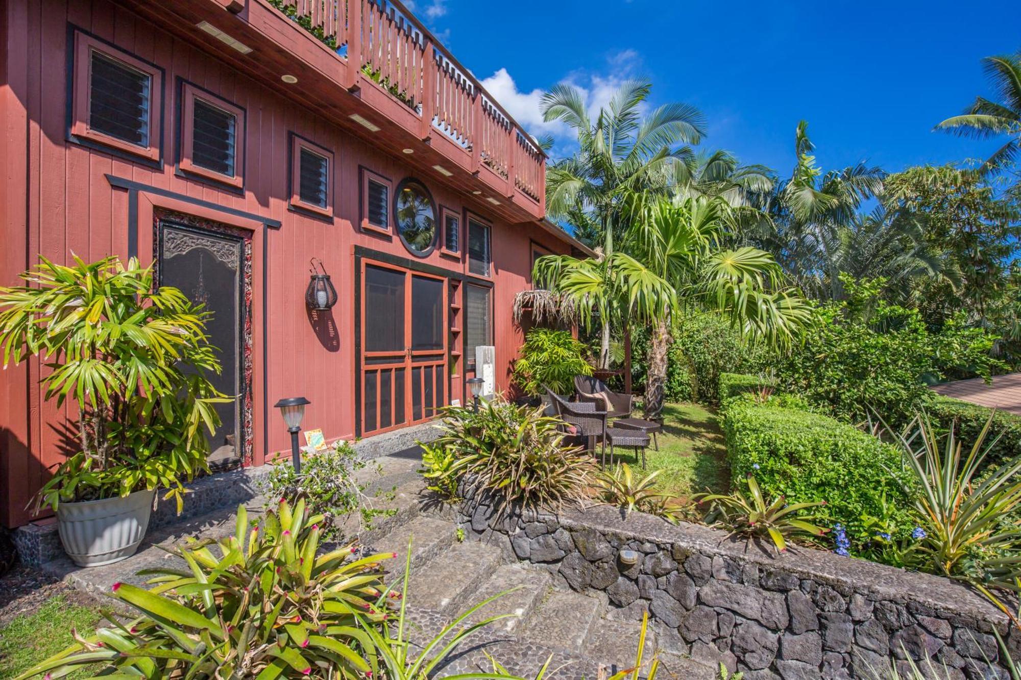 The Bali House And At Hawaii *