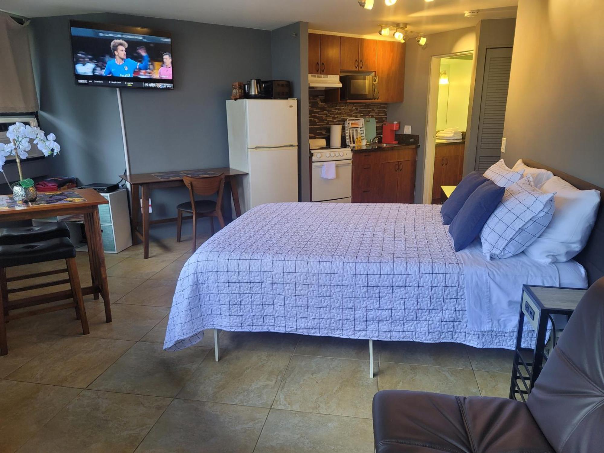 Spacious W/ Parking, Beach/mall/park *