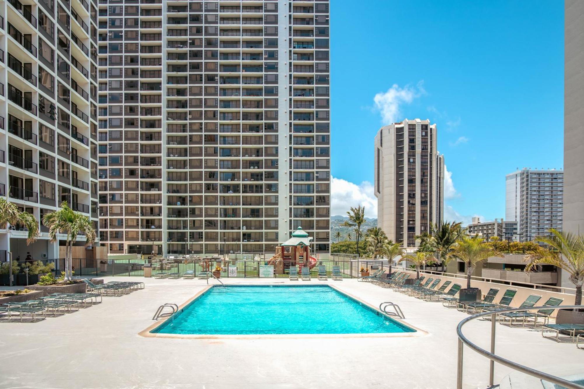 Waikiki Banyan 1br With Great Ocean Views, Steps To & Parking! Honolulu