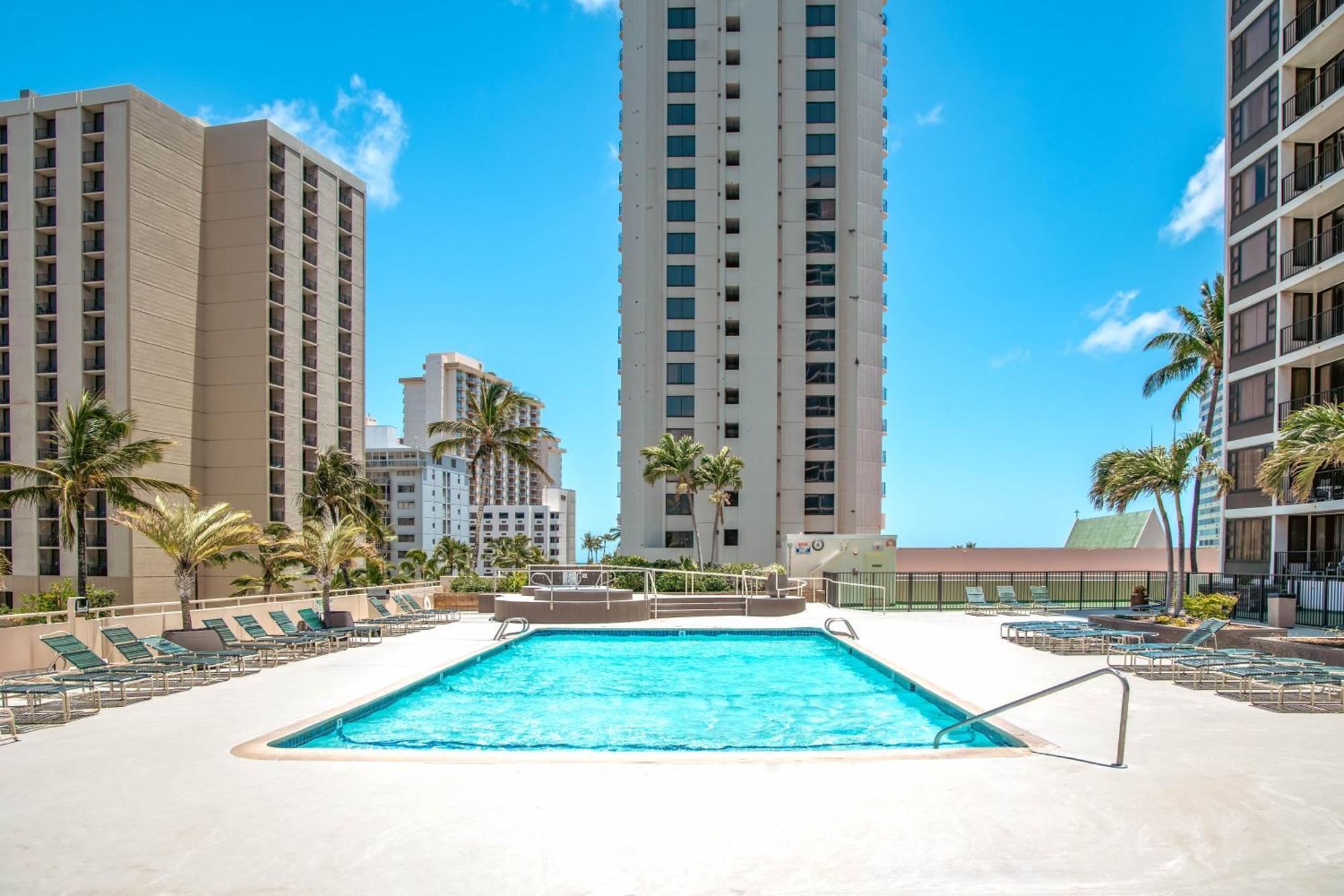 Waikiki Banyan 1br With Great Ocean Views, Steps To & Parking! Apartment *