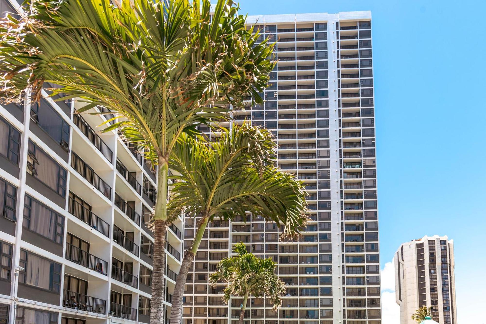 Apartment Waikiki Banyan 1br With Great Ocean Views, Steps To & Parking! *