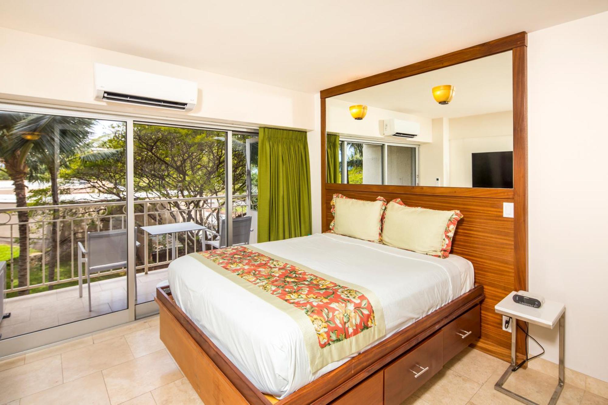 Castle Waikiki Shore Aparthotel