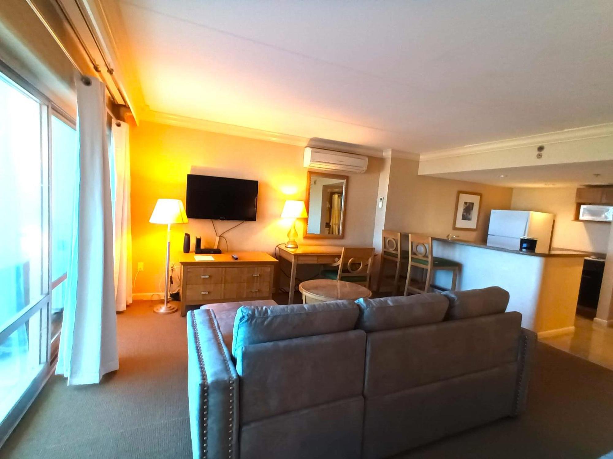 Ilikai 302 - Spacious With Stunning Ocean & Harbor Views Holiday home Honolulu