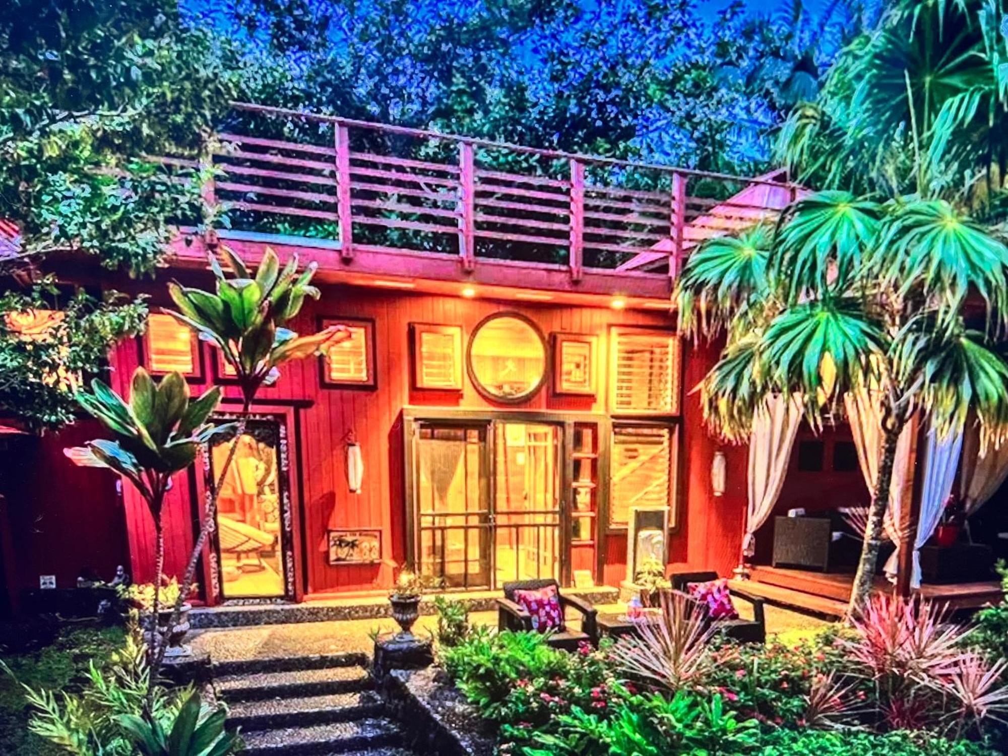 The Bali House And At Hawaii