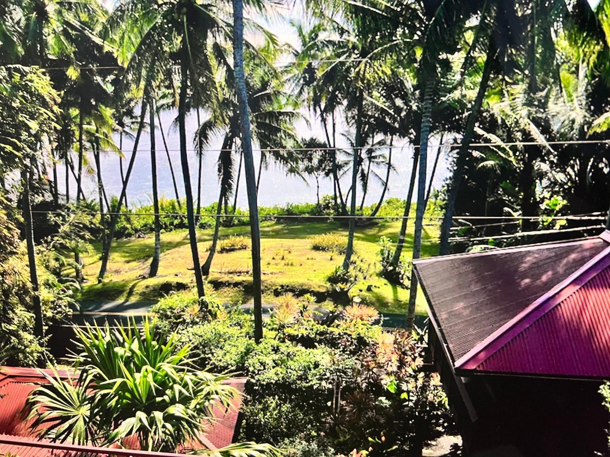 The Bali House And At Hawaii *