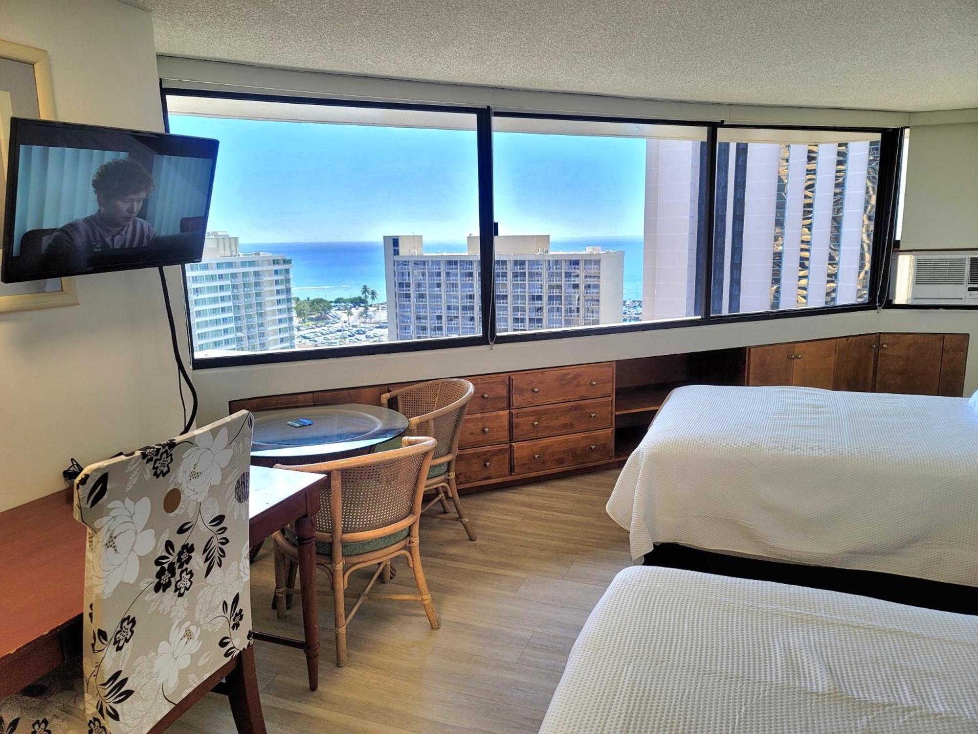 Apartment Waikiki Steps To Beach-mall Free Parking-wifi