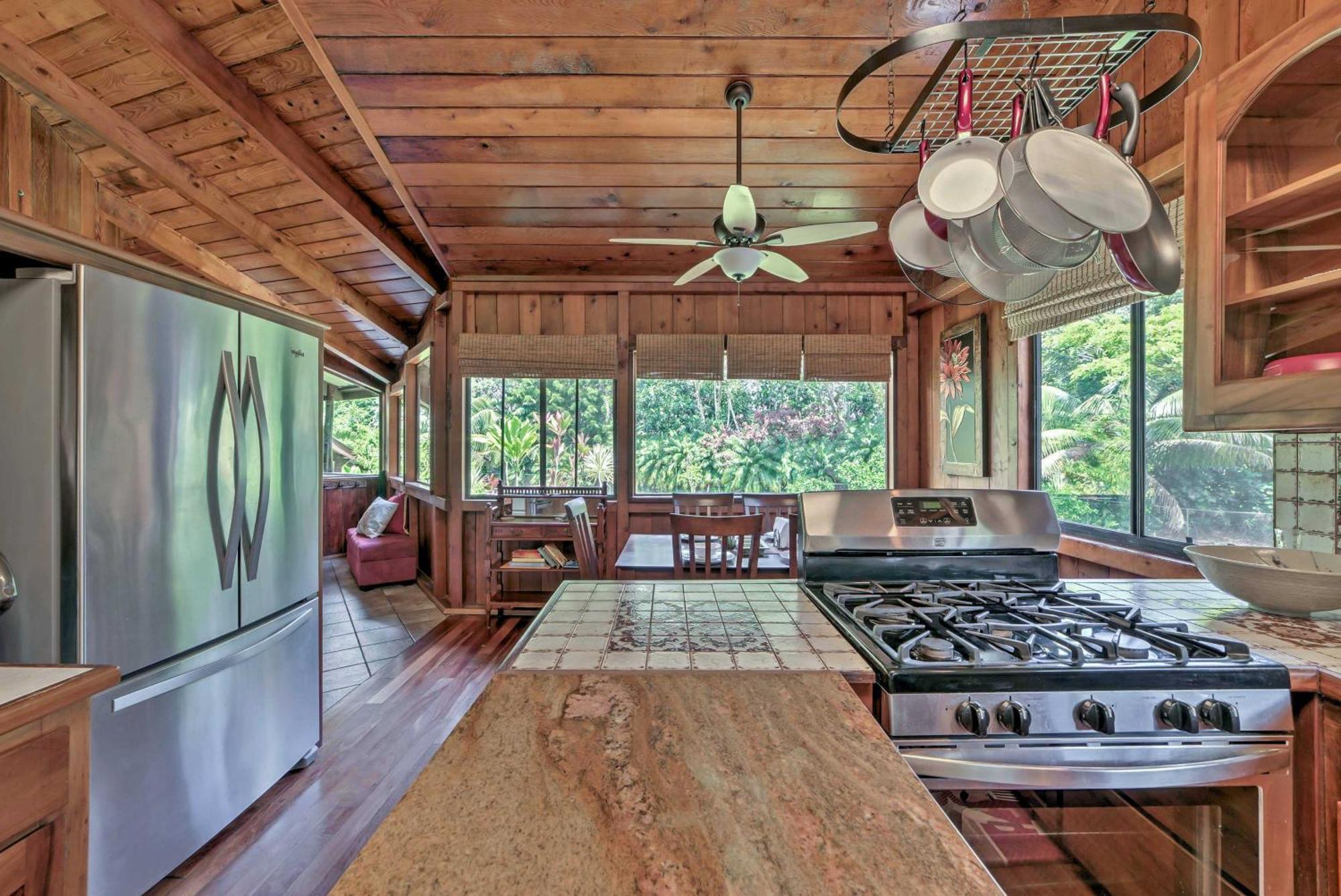 Tropical With Deck, Hot Tub And Lush Scenery! Keaau
