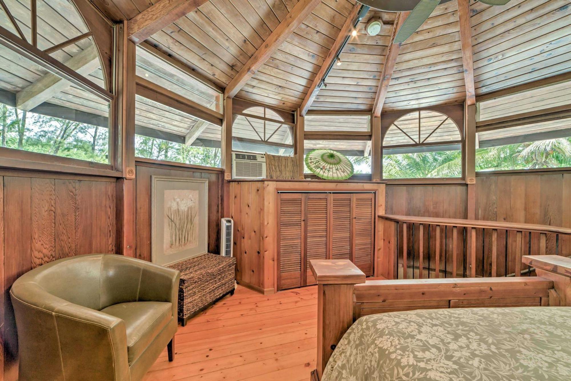 Tropical With Deck, Hot Tub And Lush Scenery! Holiday home Keaau