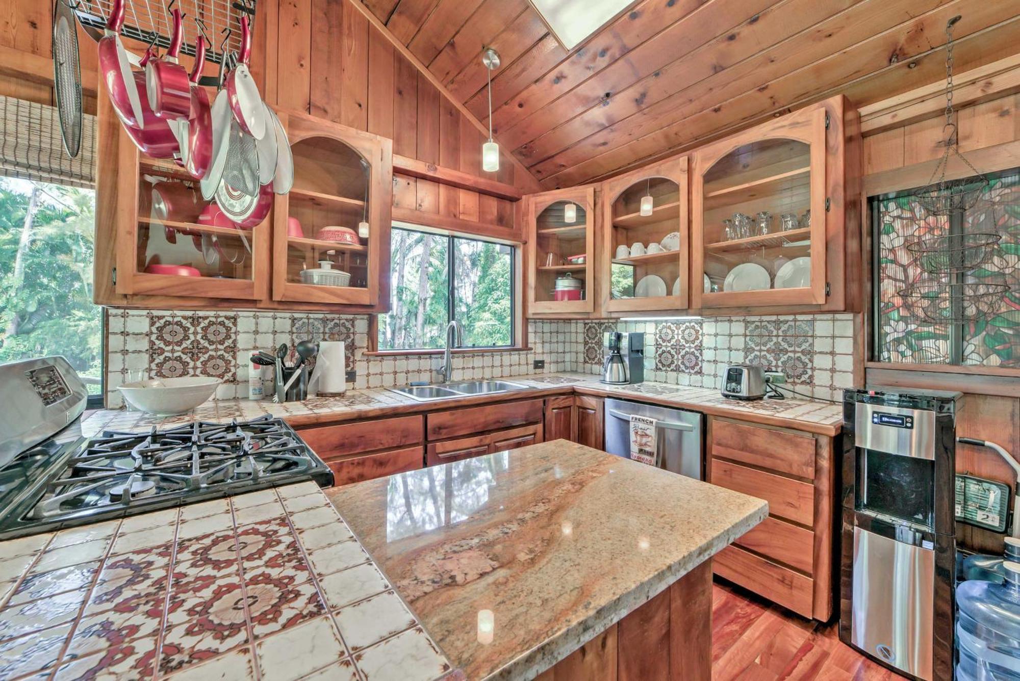 Holiday home Tropical With Deck, Hot Tub And Lush Scenery! Keaau