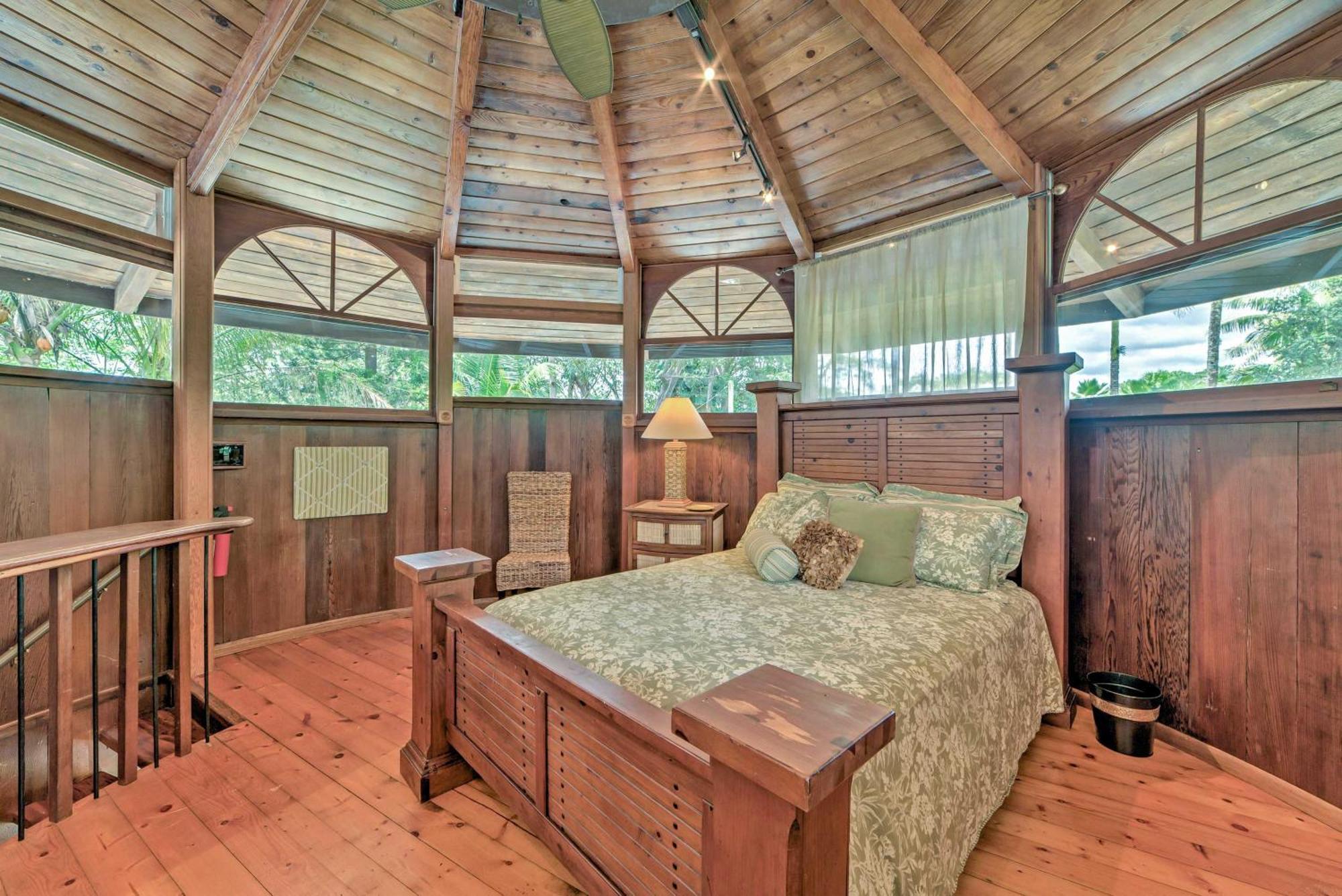 Tropical With Deck, Hot Tub And Lush Scenery! Holiday home