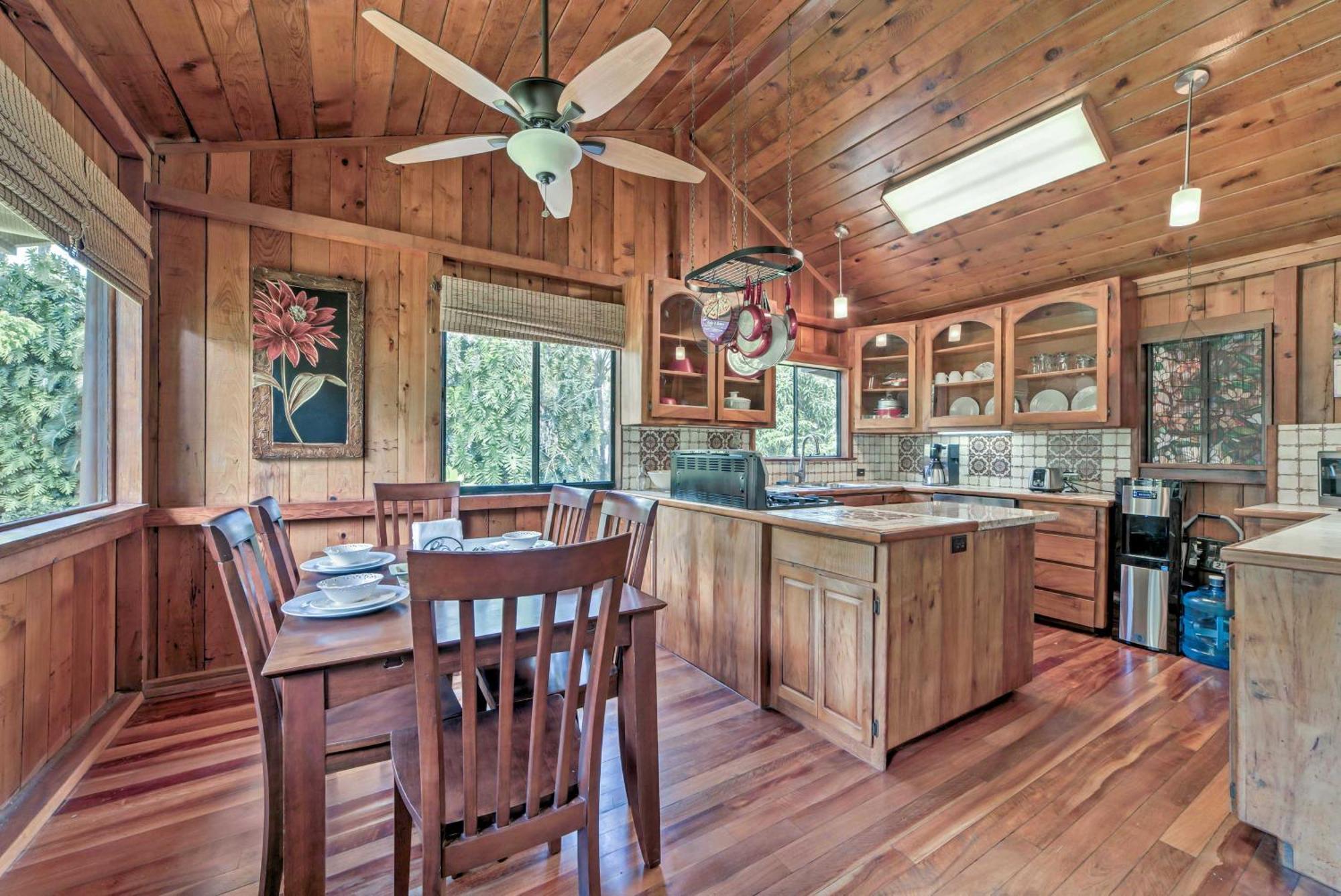 Holiday home Tropical With Deck, Hot Tub And Lush Scenery!