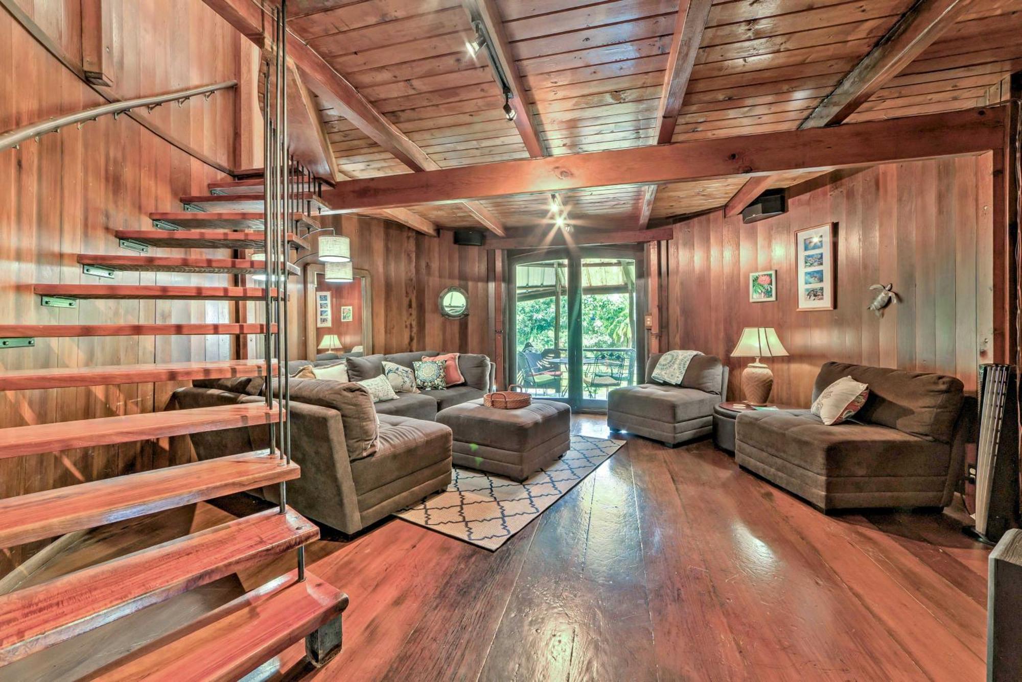 Tropical With Deck, Hot Tub And Lush Scenery! Holiday home Keaau
