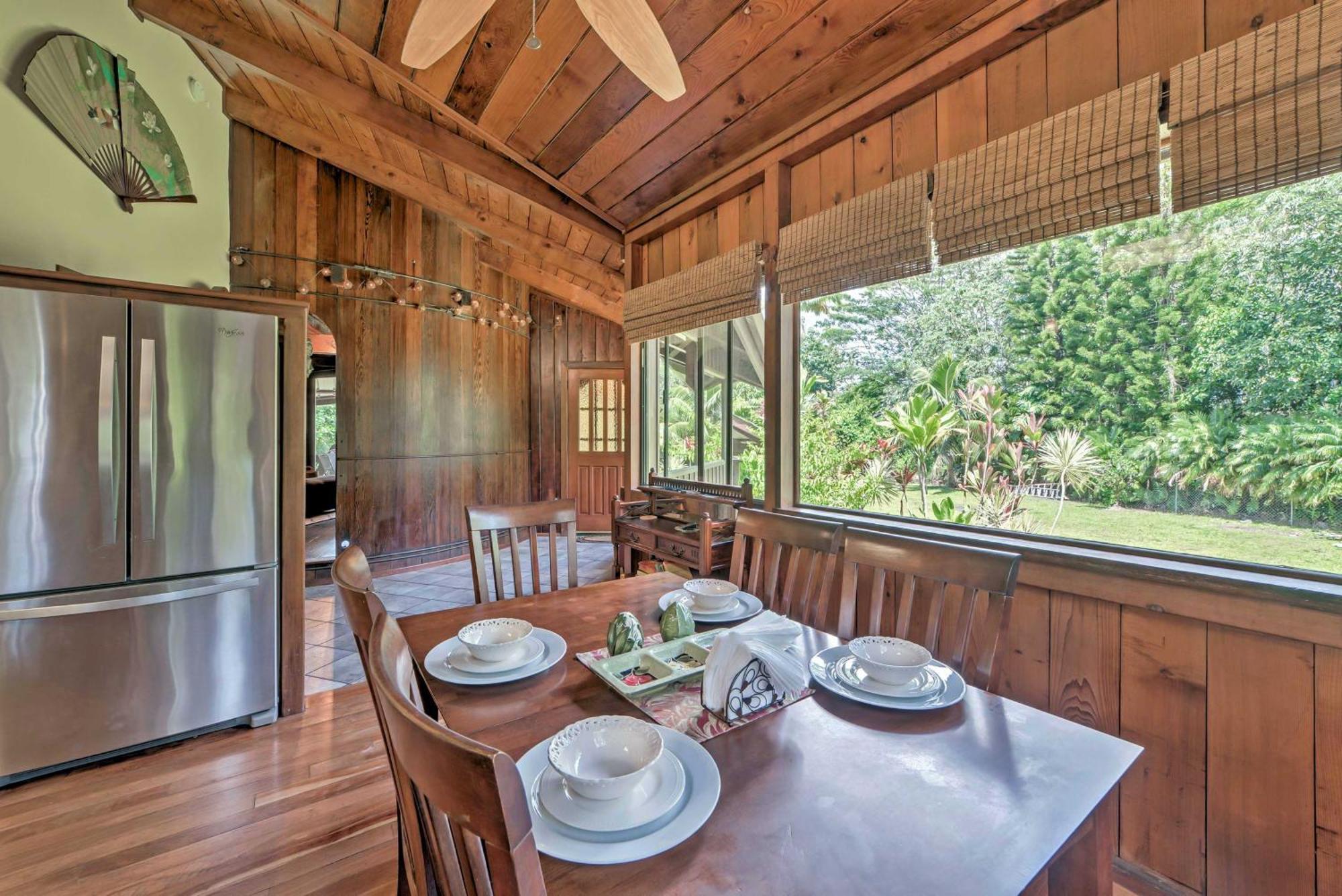 Tropical With Deck, Hot Tub And Lush Scenery! Holiday home *
