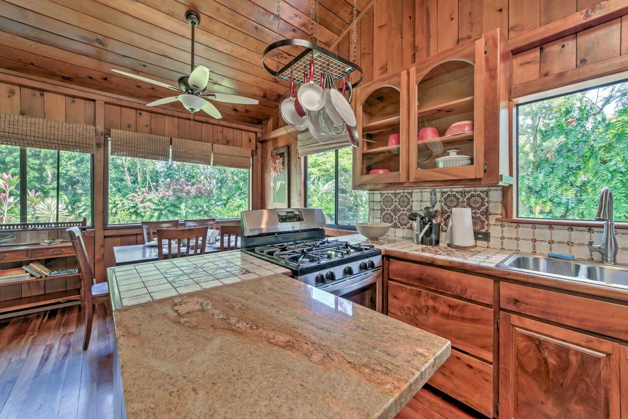 Holiday home Tropical With Deck, Hot Tub And Lush Scenery!