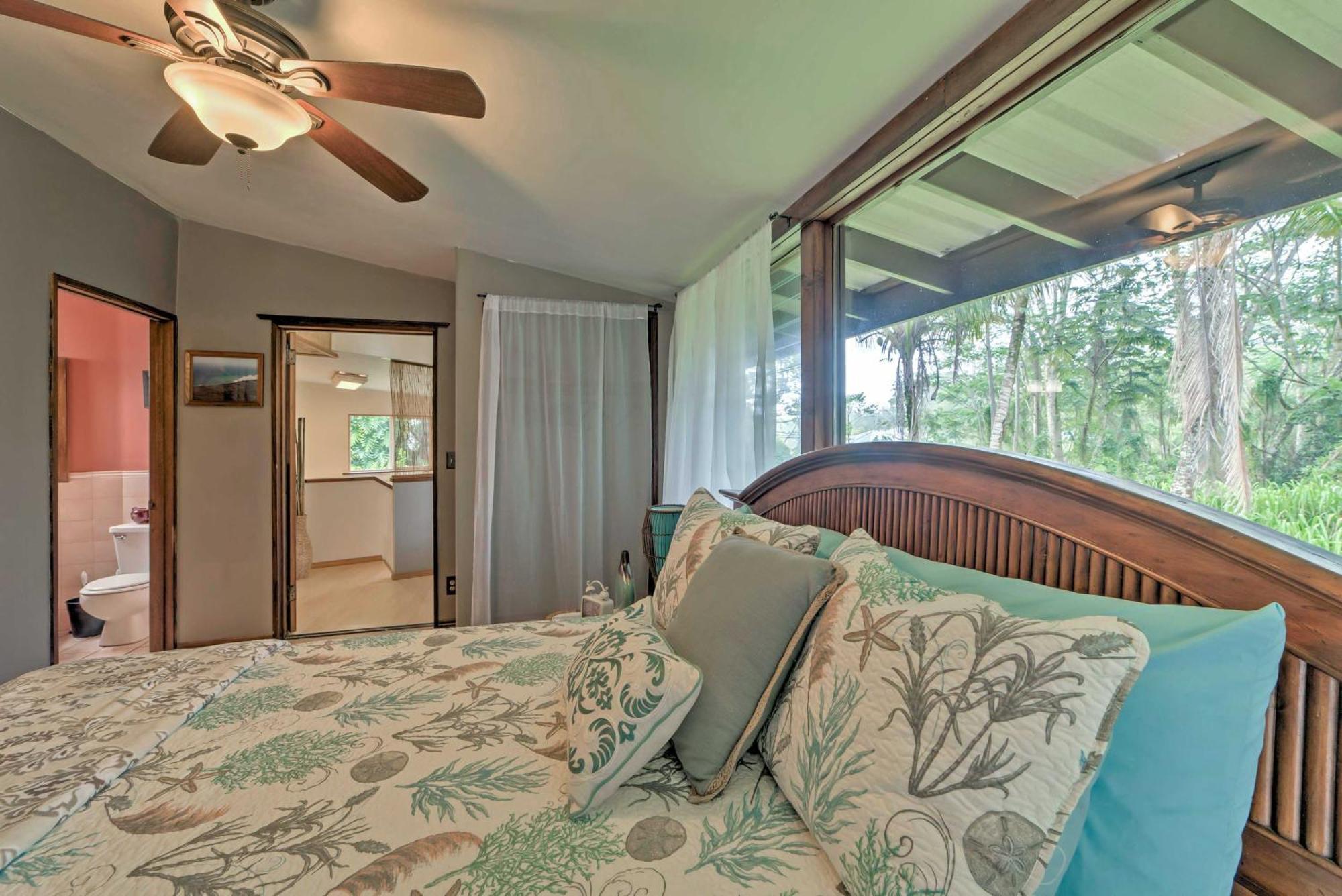 Holiday home Tropical With Deck, Hot Tub And Lush Scenery! *