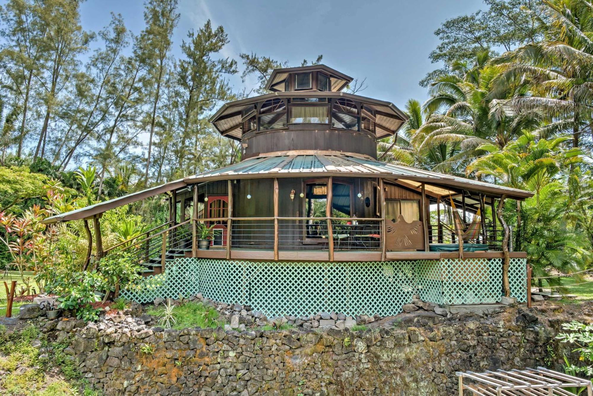 Tropical With Deck, Hot Tub And Lush Scenery! *
