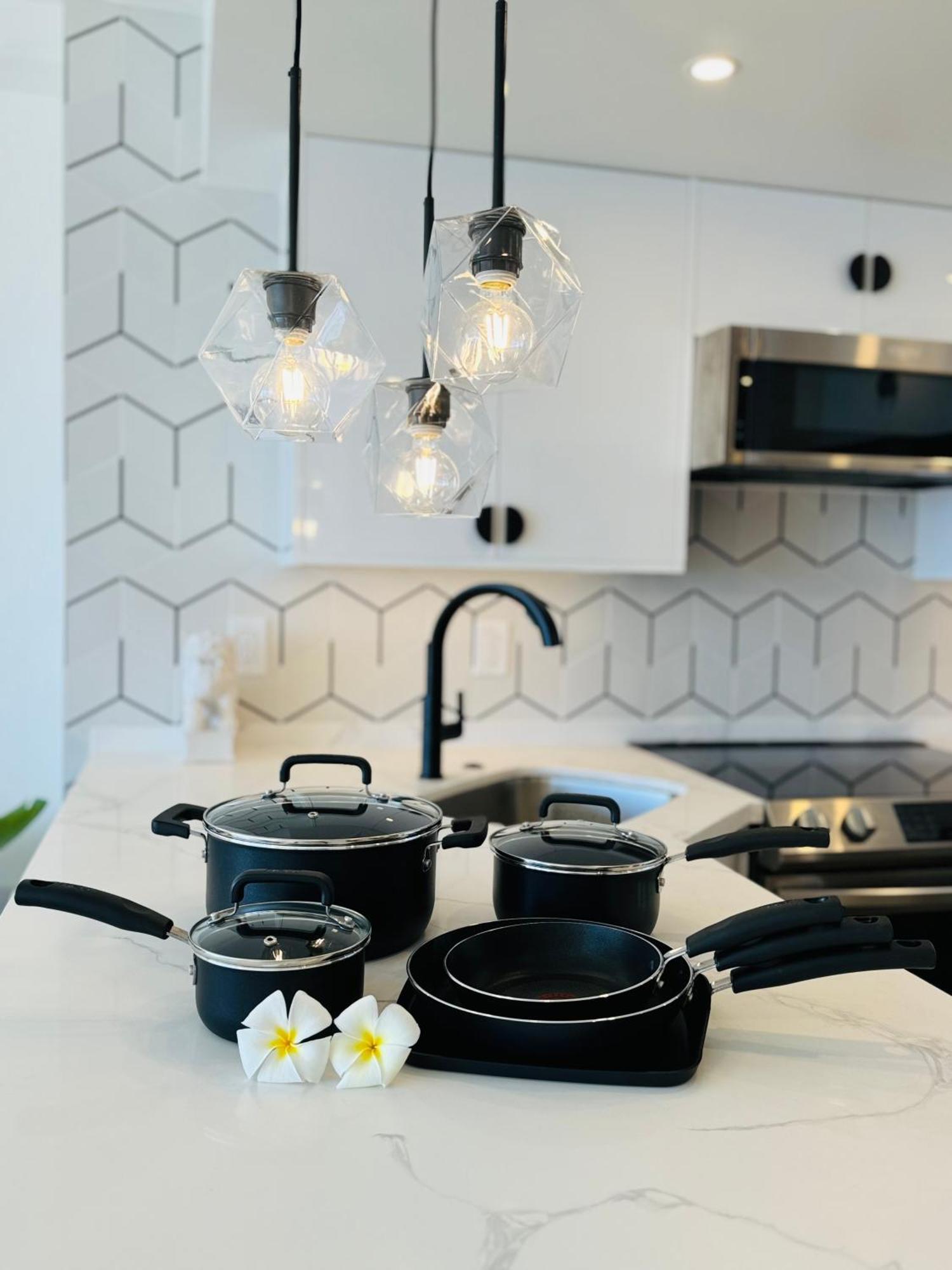 Panoramic Oceanview - Full Kitchen In Each Room, 2 Swimming Pools, Onsite Restaurants, Fireworks Every Friday * Honolulu