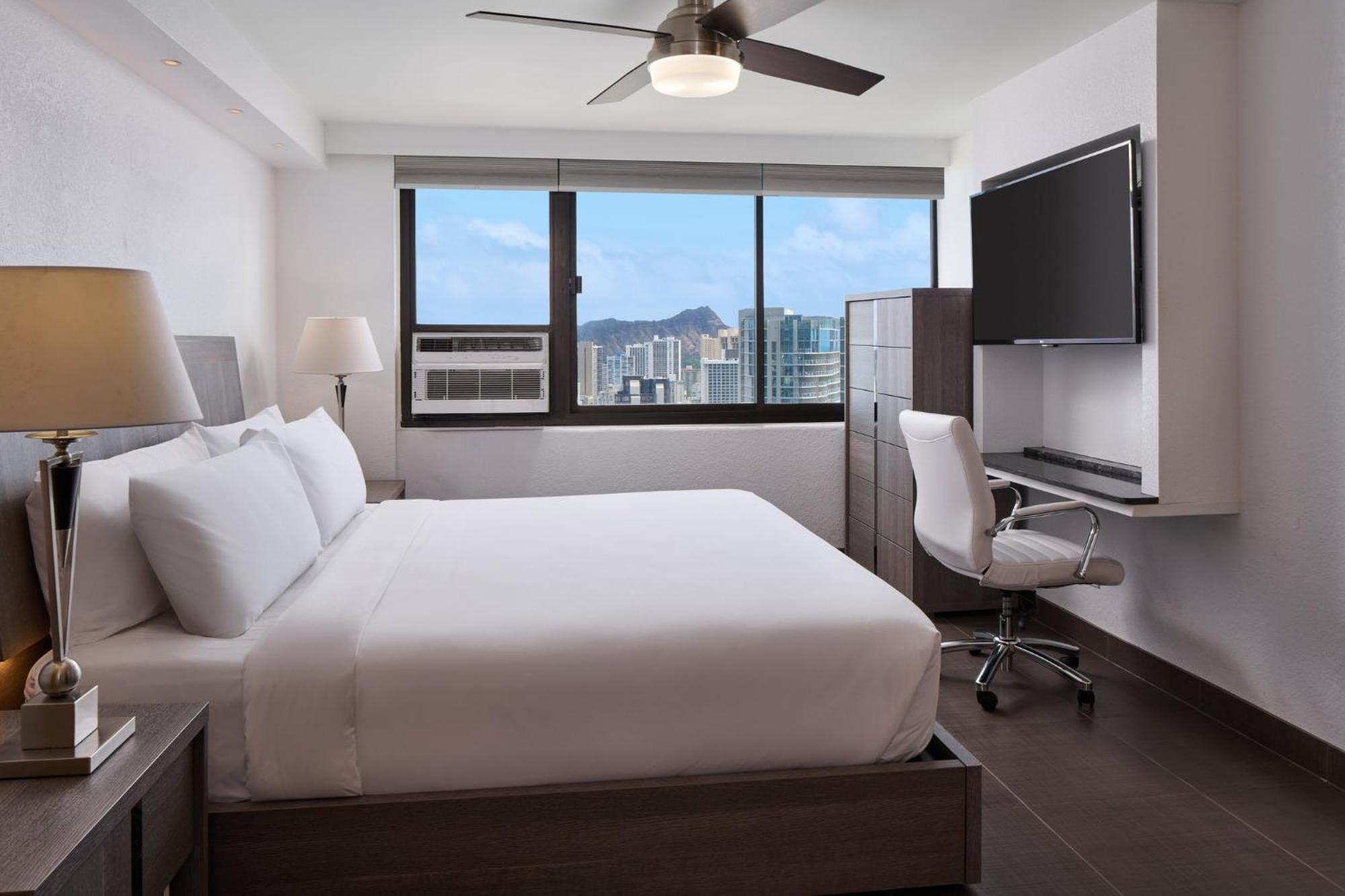 Holiday Express Waikiki By Ihg Resort