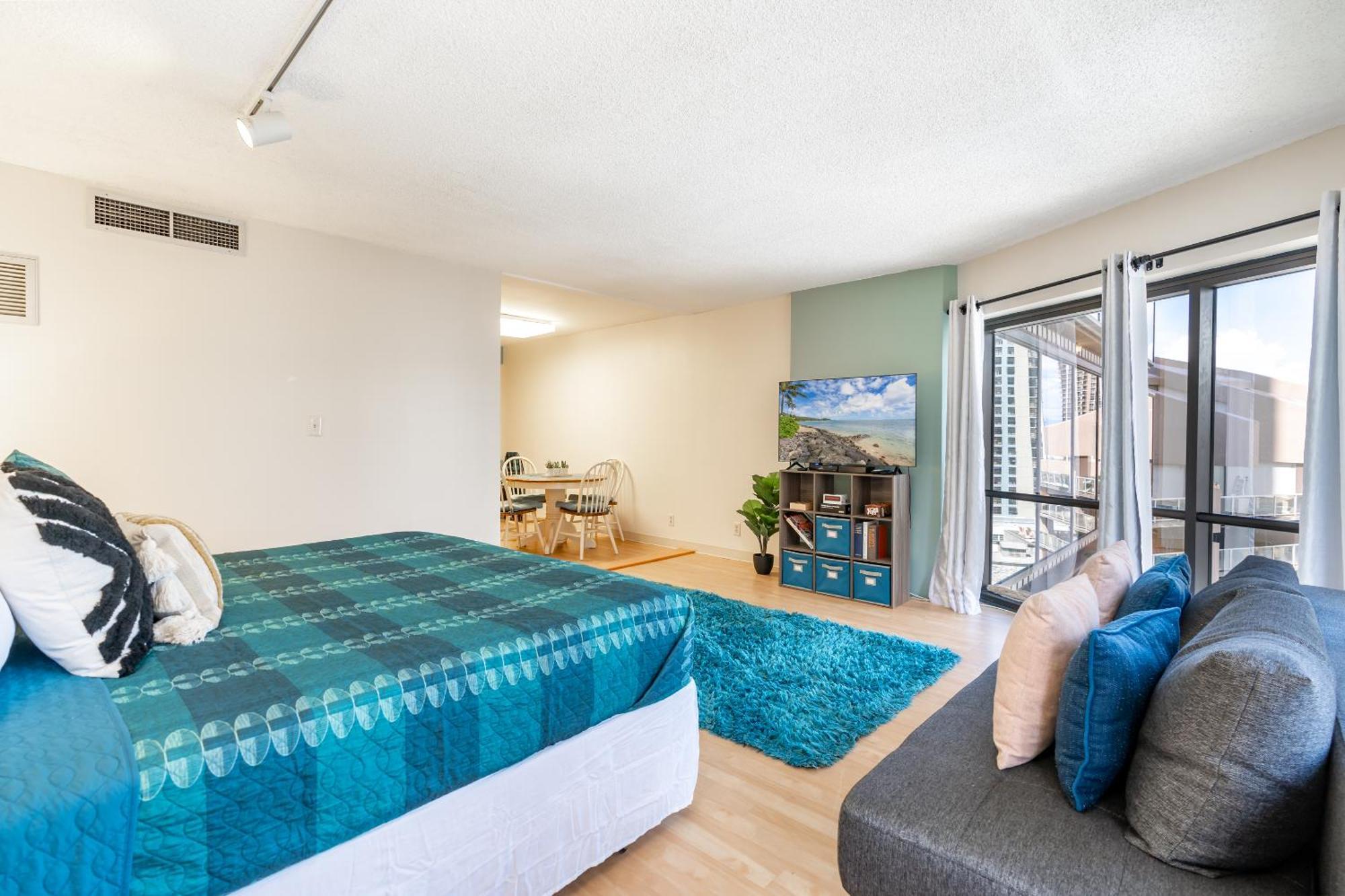 Spacious Downtown Executive Retreat - Free Parking