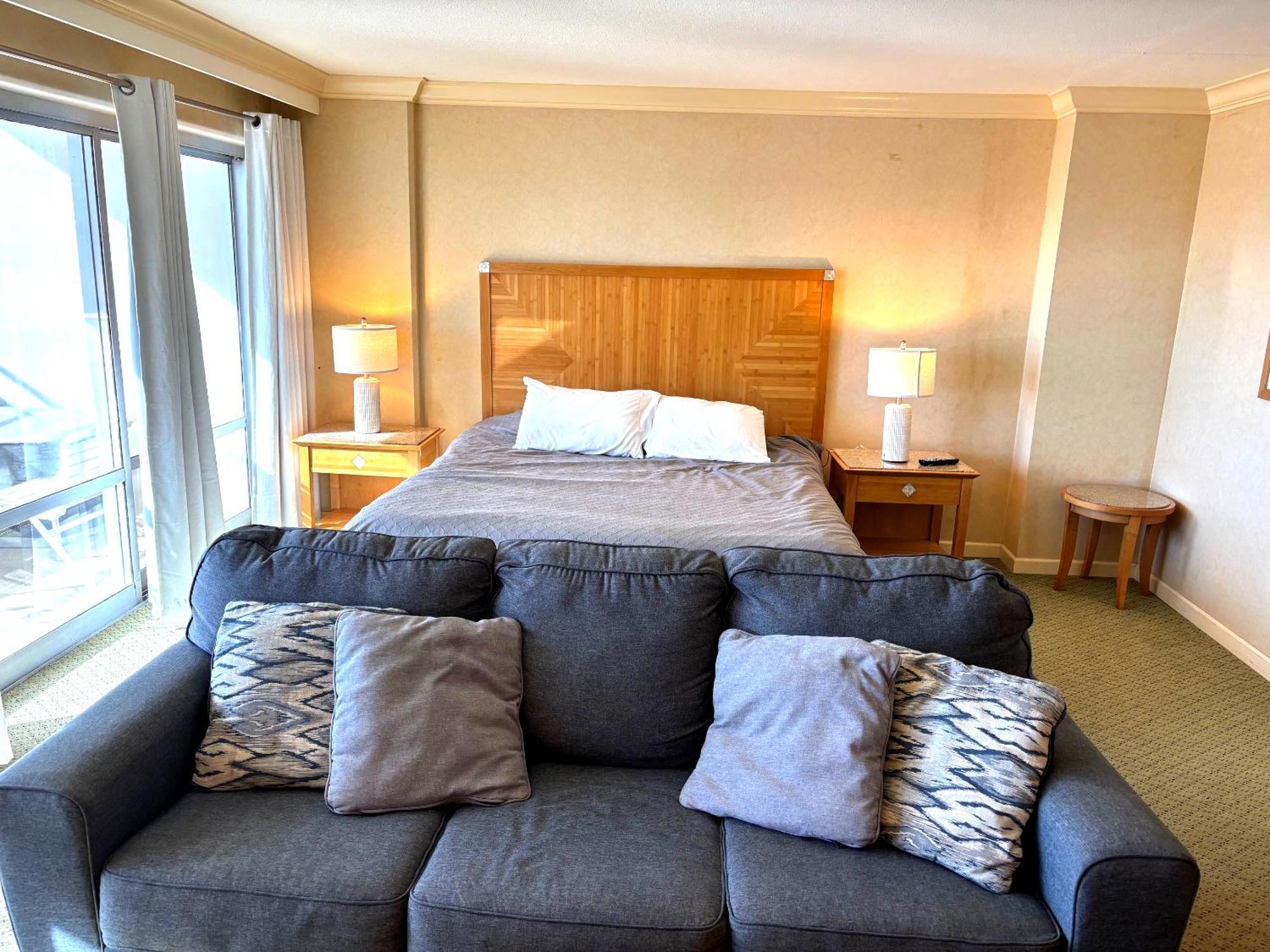Ilikai 308 - Spacious With Stunning Ocean & Harbor Views