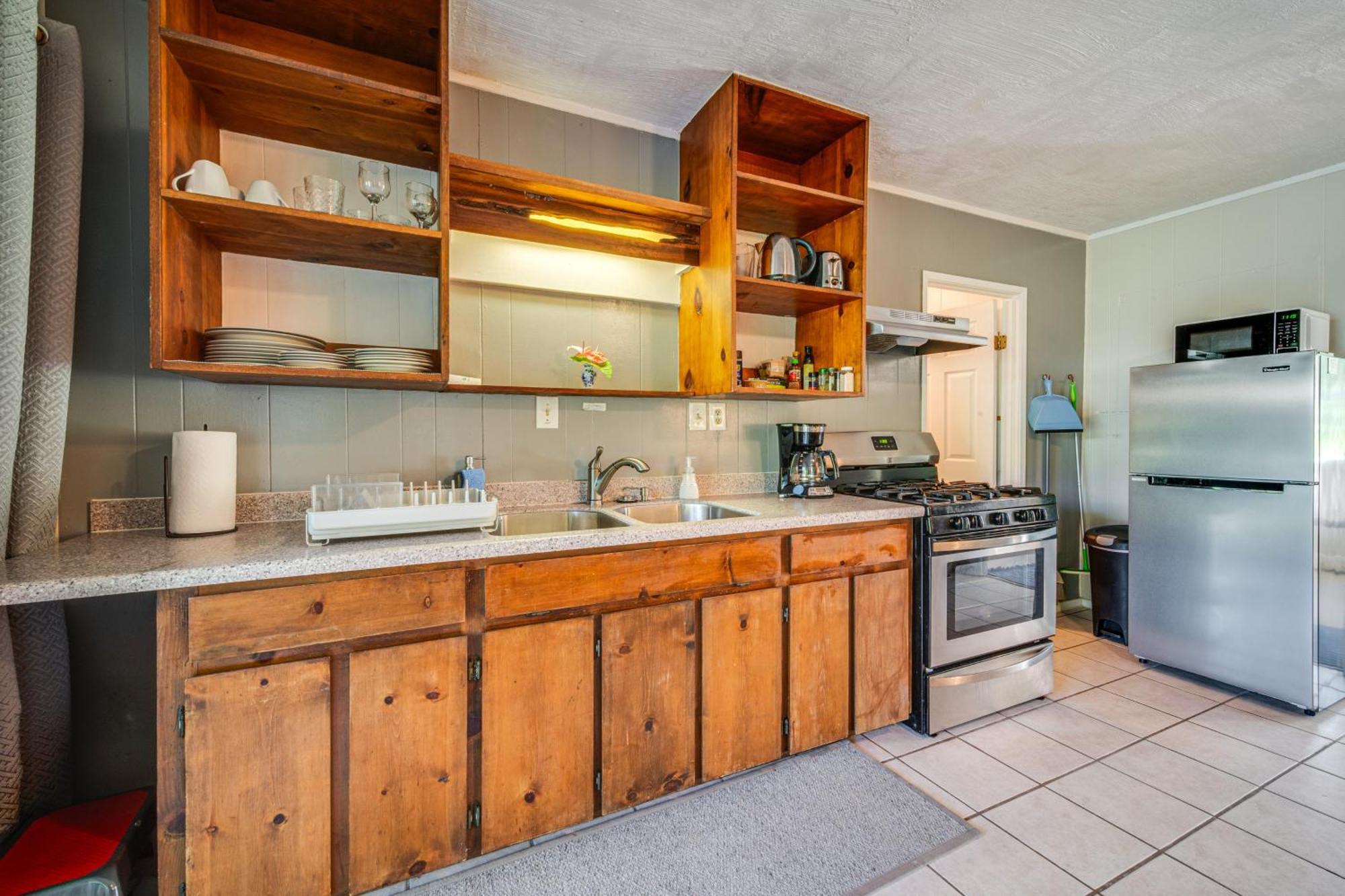 Apartment On Beautiful Acre With Pool And Deck!
