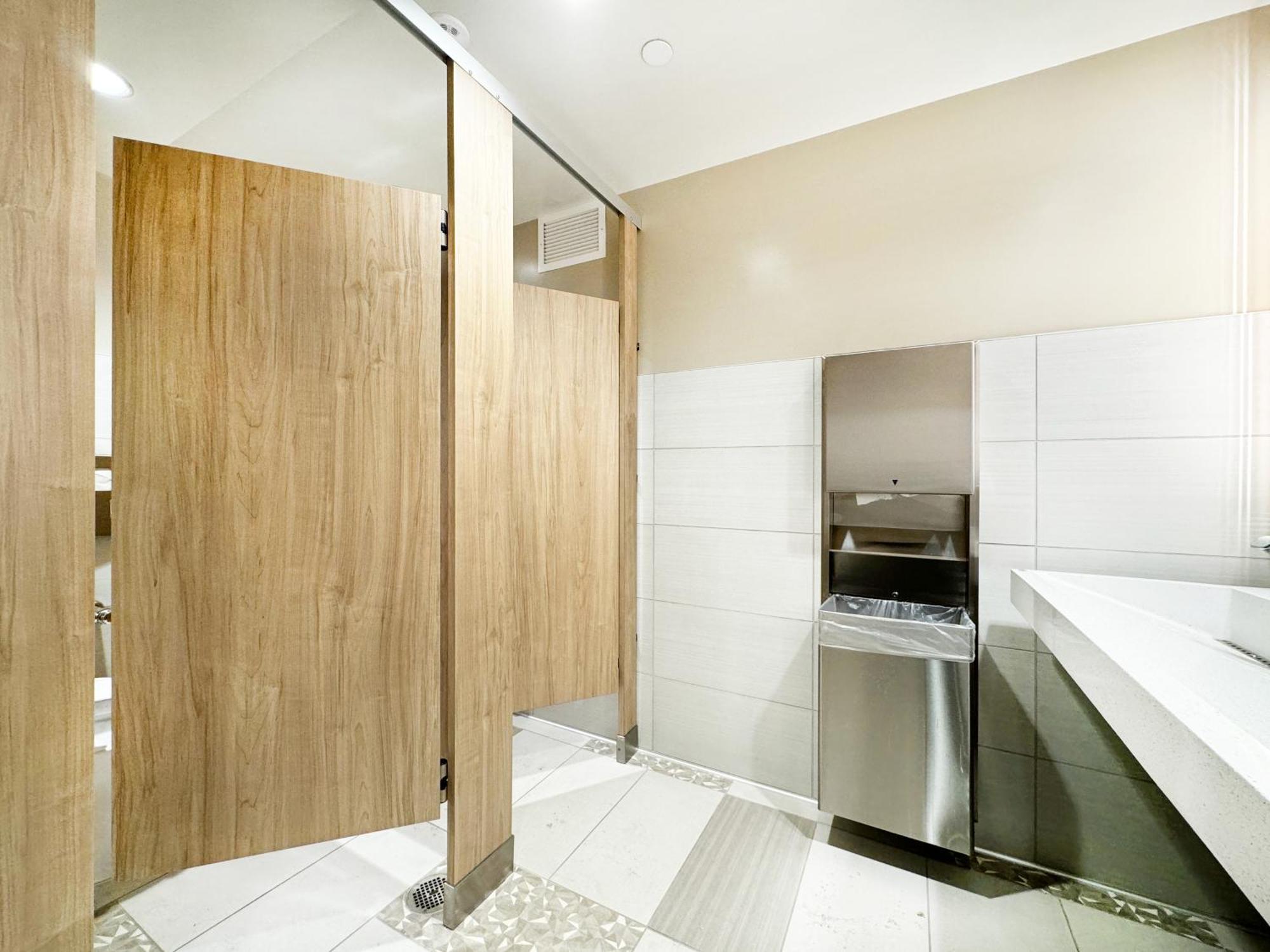 Waikiki Banyan 1br With Great Ocean Views, Steps To & Parking! Apartment *