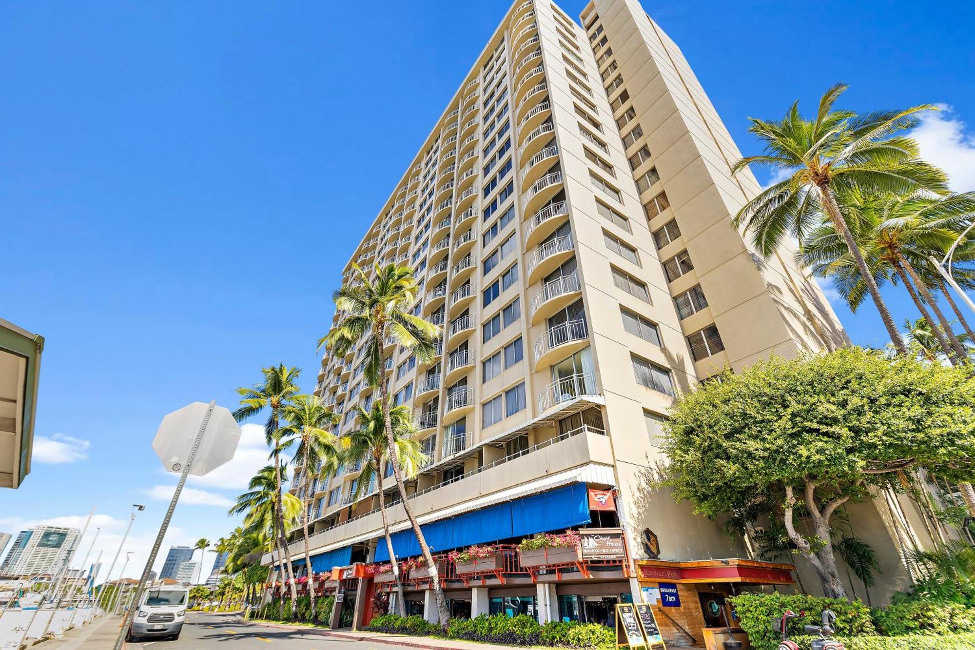 Ilikai Marina Stunning Ocean & Harbor Views - Walk To The Beach! Apartment