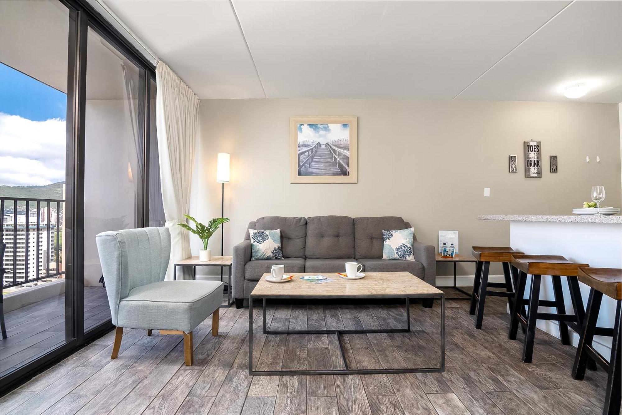 Aloha Vibes With Ocean Views, Near & Parking! Honolulu