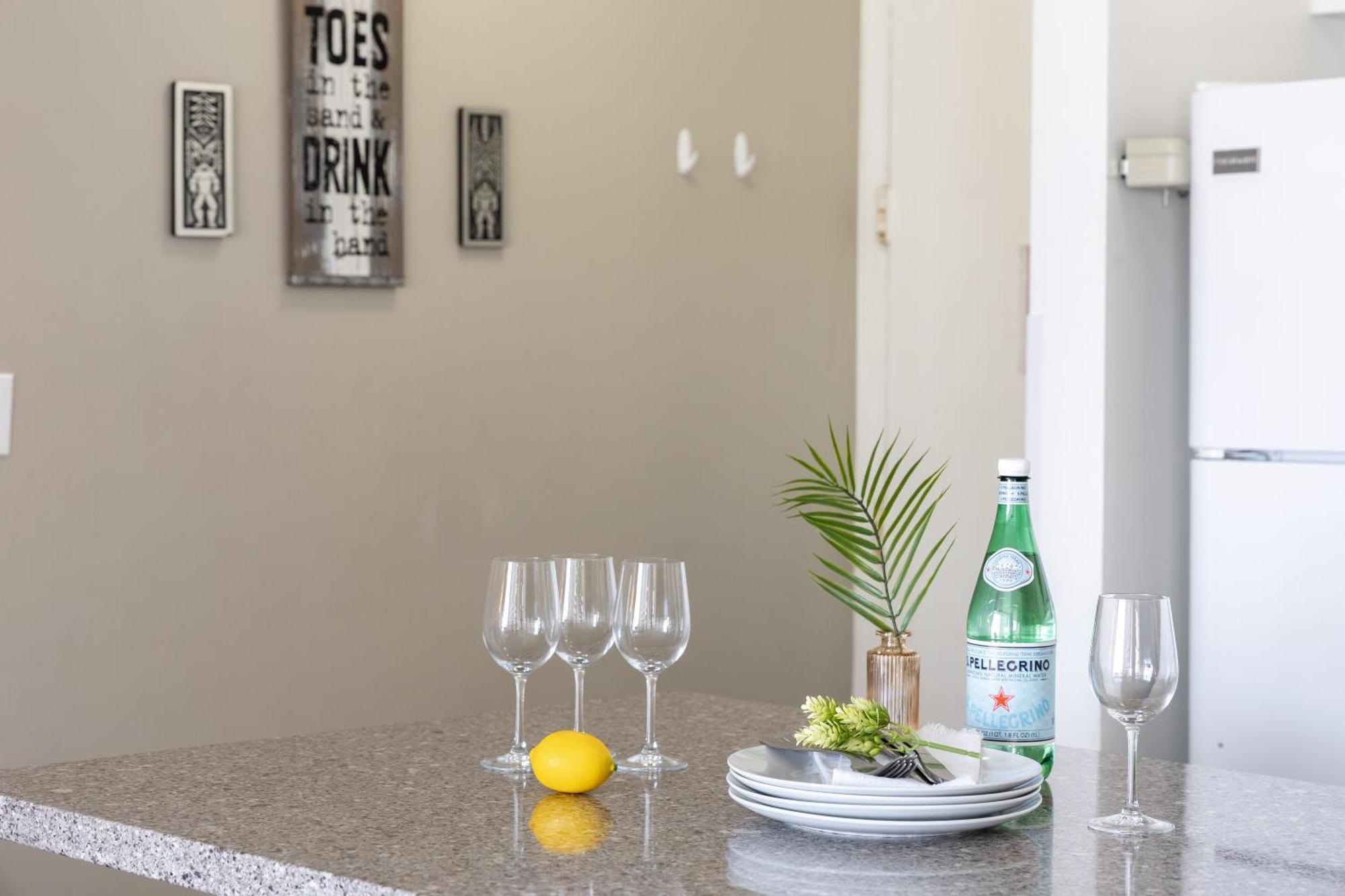 Aloha Vibes With Ocean Views, Near & Parking! Apartment