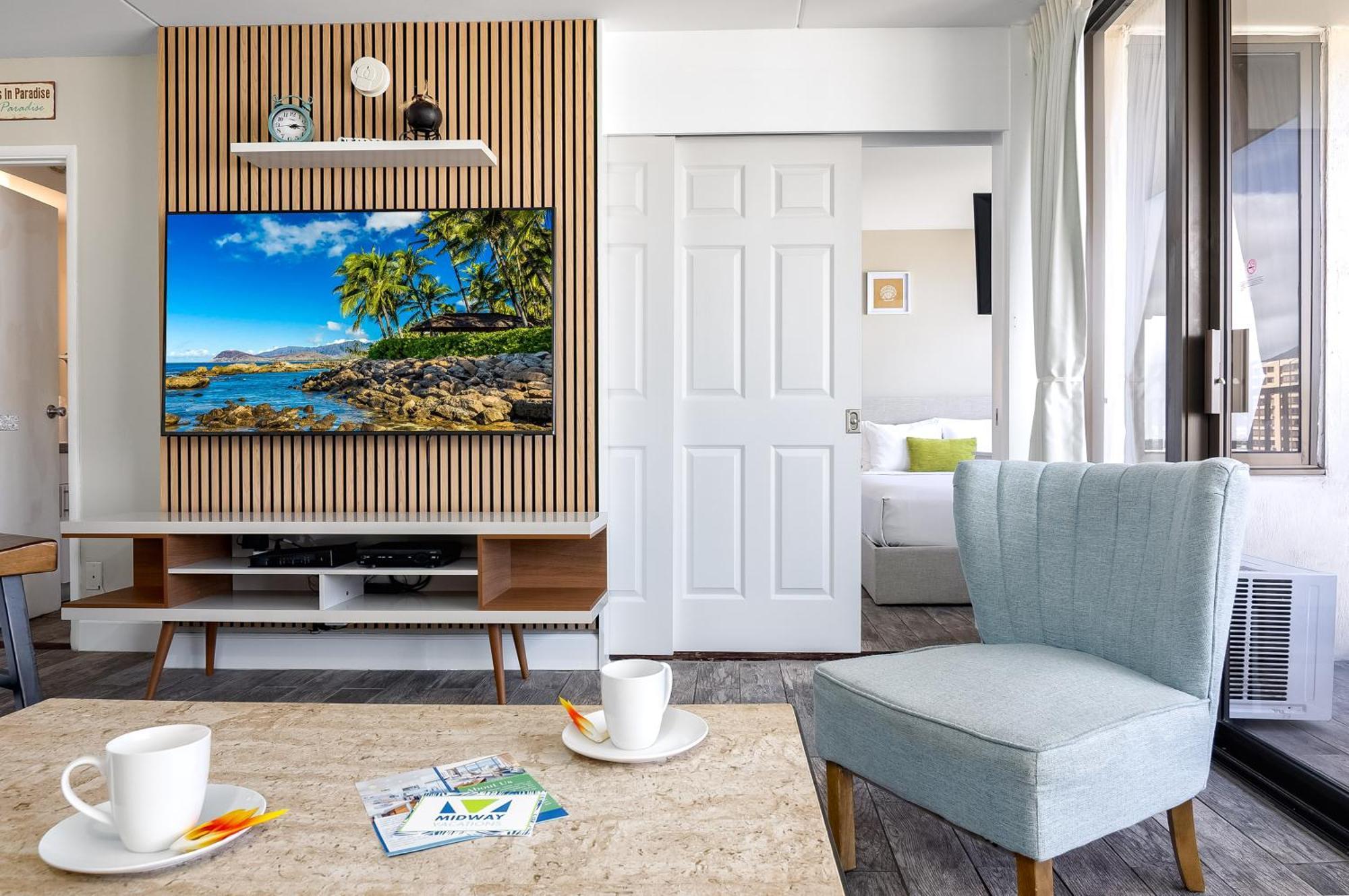 Apartment Aloha Vibes With Ocean Views, Near & Parking! *