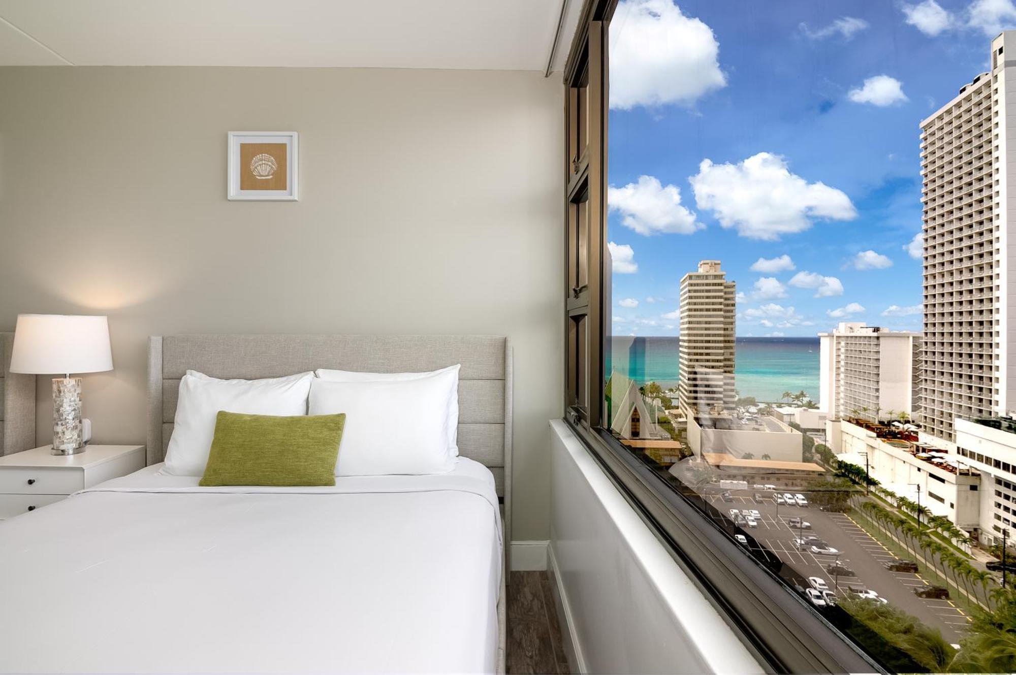Aloha Vibes With Ocean Views, Near & Parking! Apartment