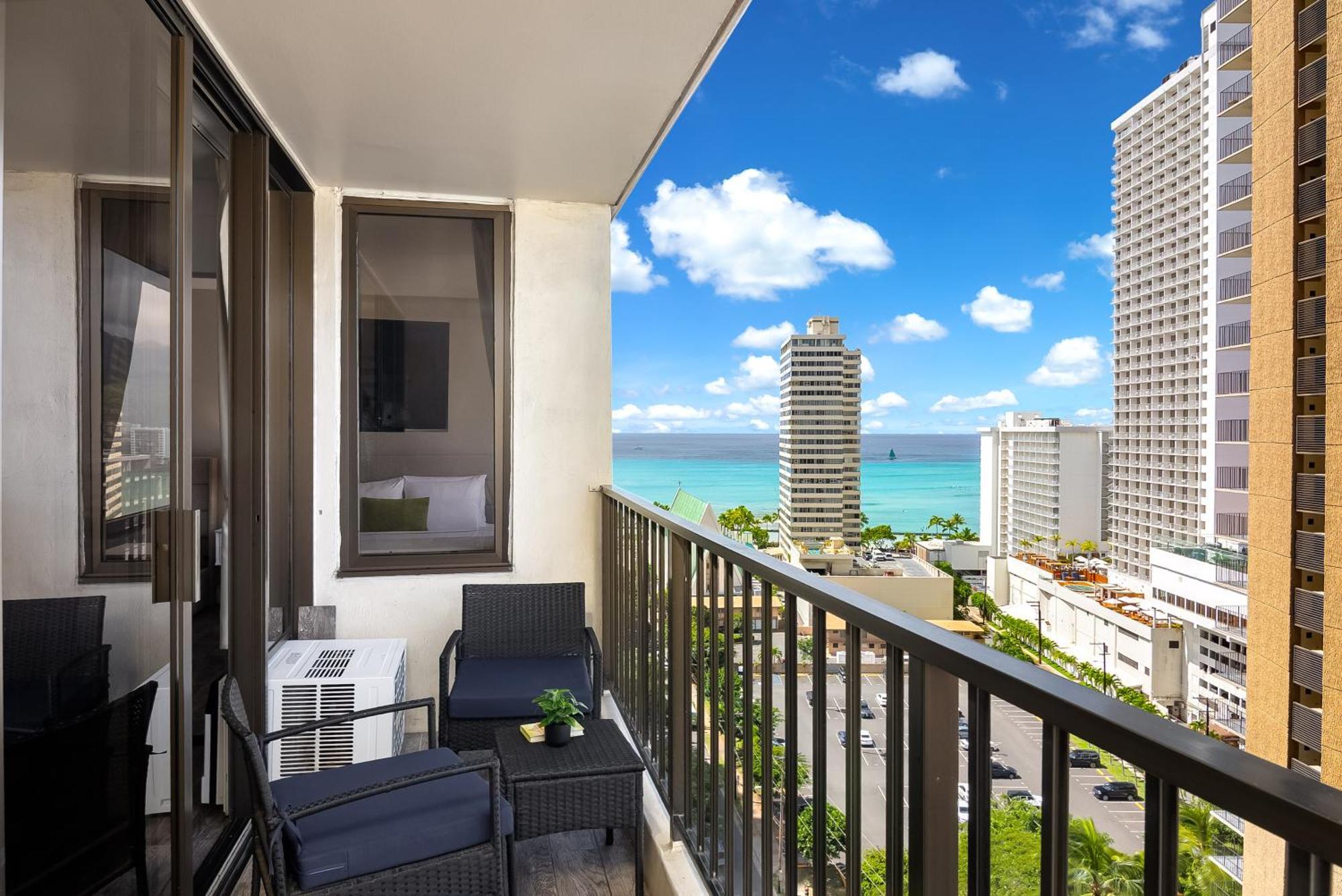 Apartment Aloha Vibes With Ocean Views, Near & Parking!