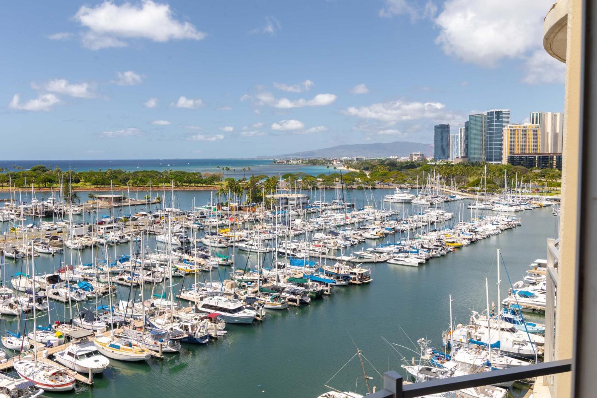 Ilikai Marina Stunning Ocean & Harbor Views - Walk To The Beach! Apartment Honolulu