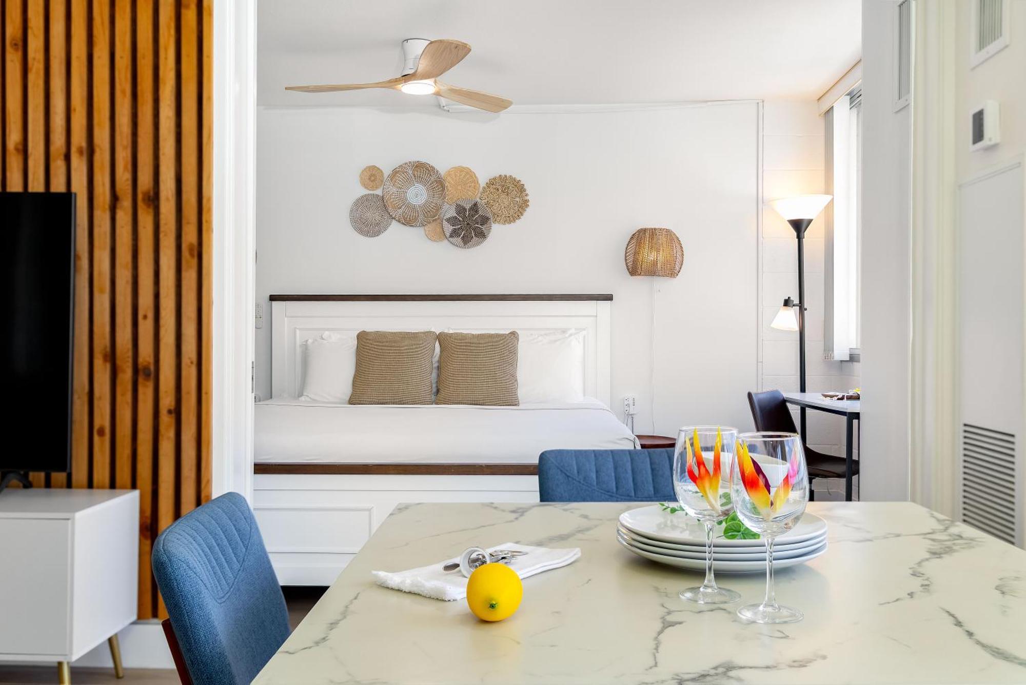 Apartment Ilikai Marina Stunning Ocean & Harbor Views - Walk To The Beach! Honolulu