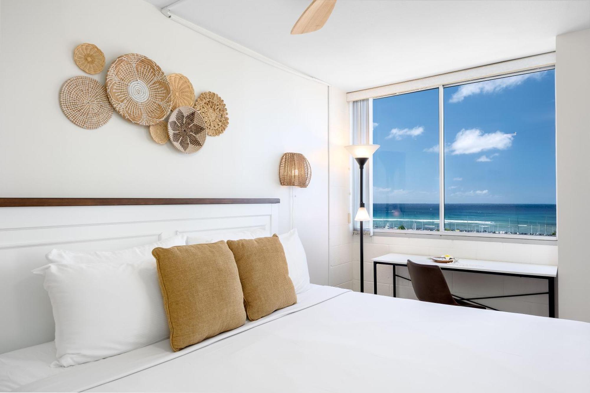 Ilikai Marina Stunning Ocean & Harbor Views - Walk To The Beach! Honolulu