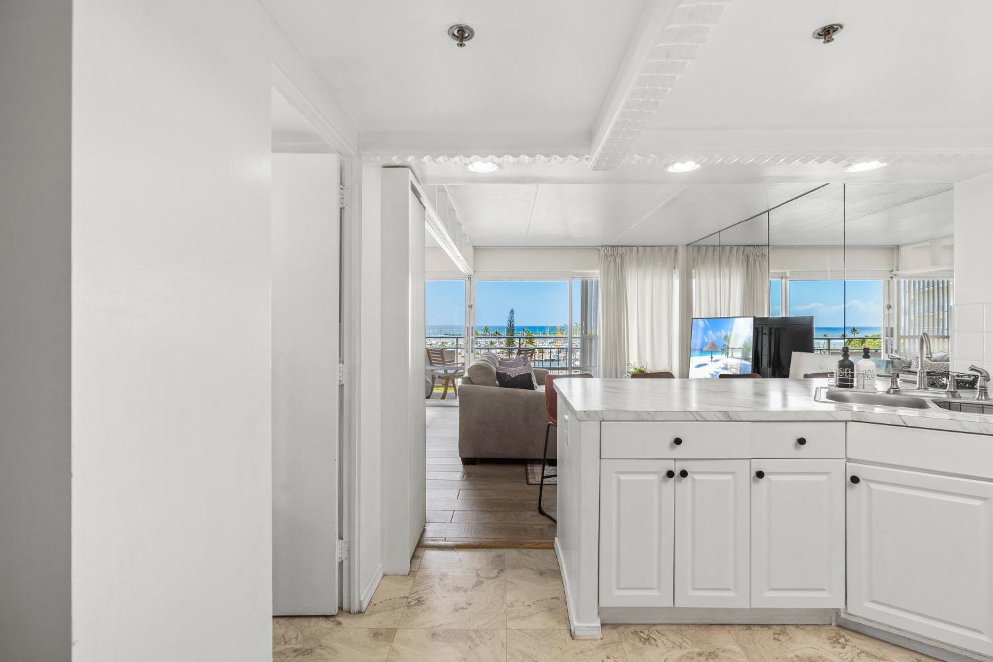 Oceanfront Oasis In Ilikai Apts