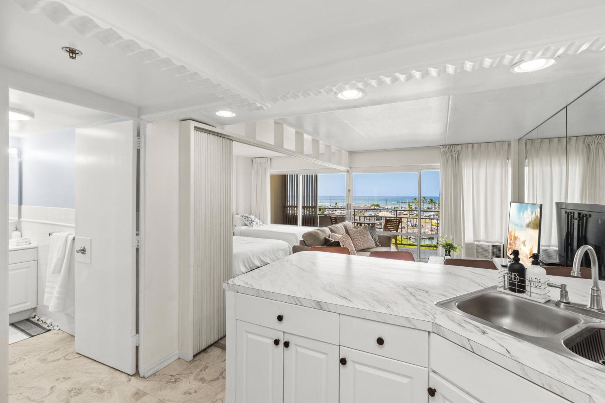Oceanfront Oasis In Ilikai Apts * Honolulu