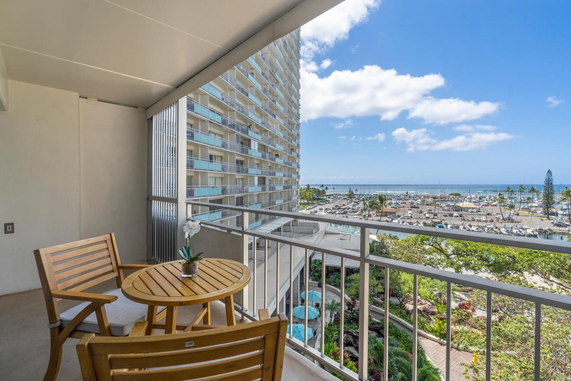 Apartment Oceanfront Oasis In Ilikai Apts Honolulu