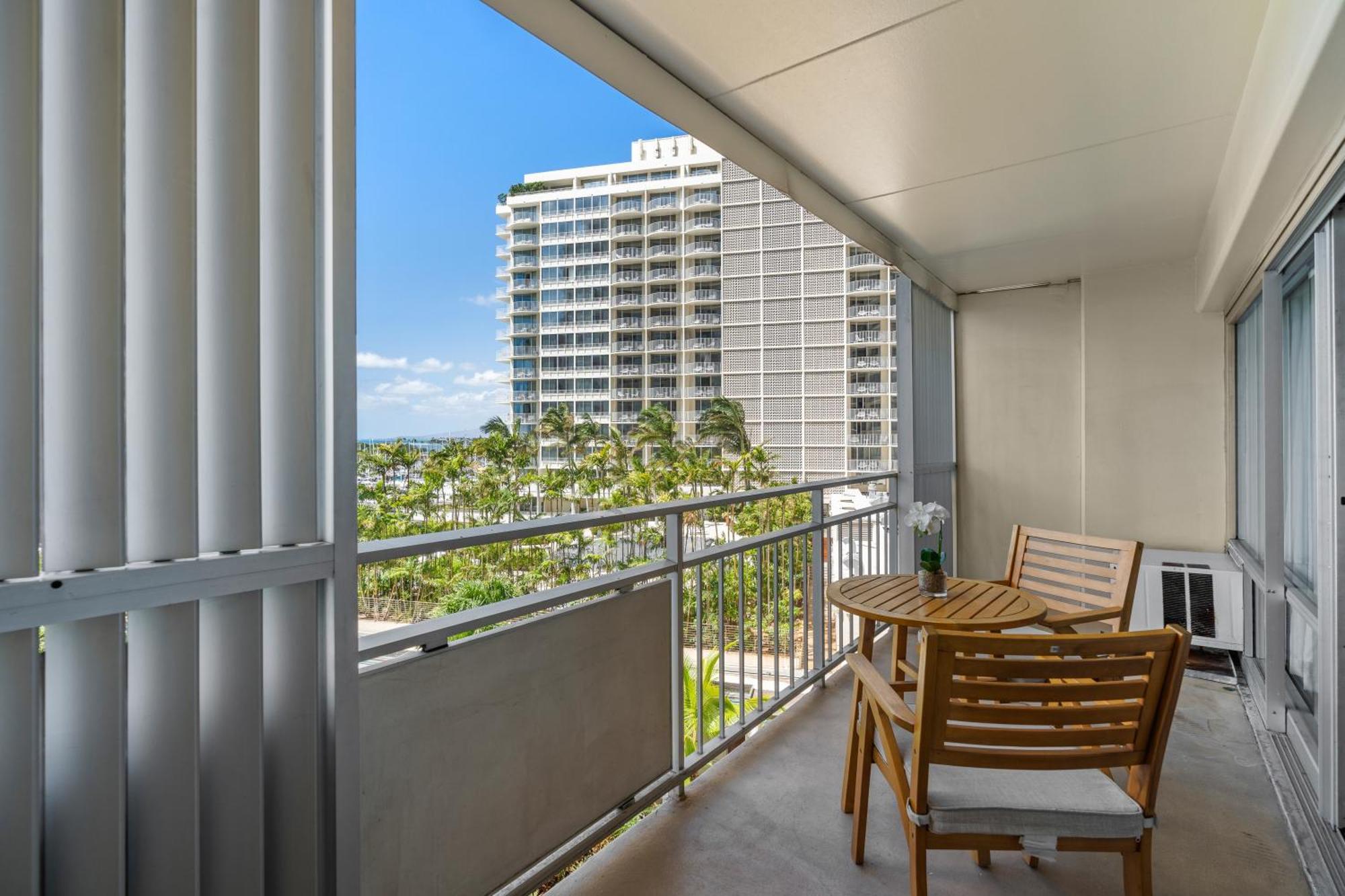 Oceanfront Oasis In Ilikai Apts Honolulu