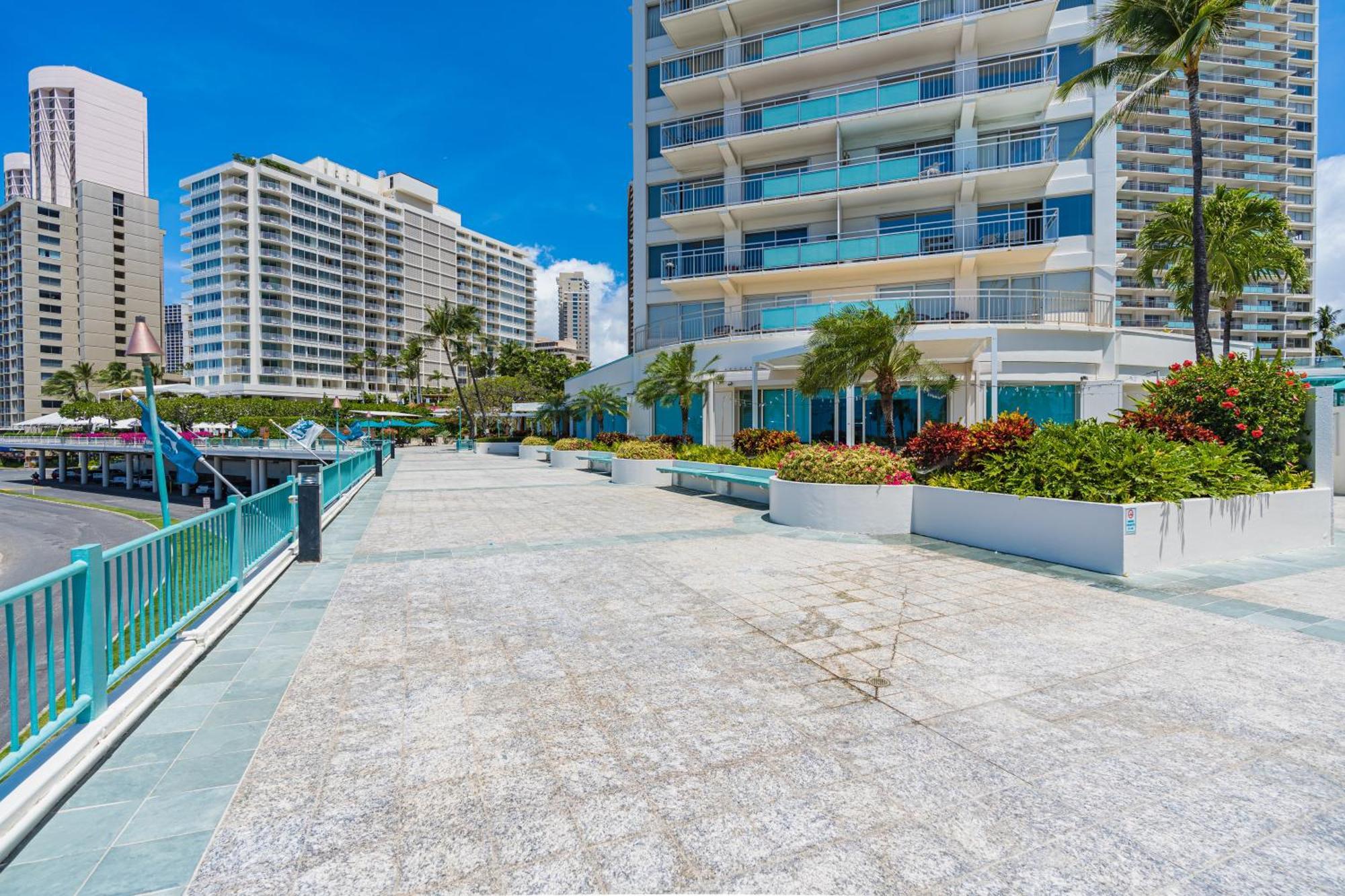 Oceanfront Oasis In Ilikai Apts