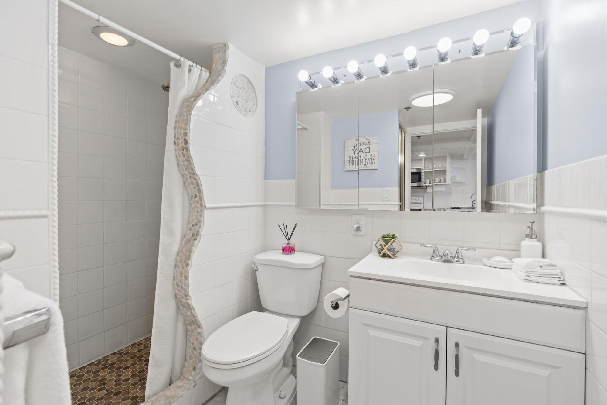 Oceanfront Oasis In Ilikai Apts *