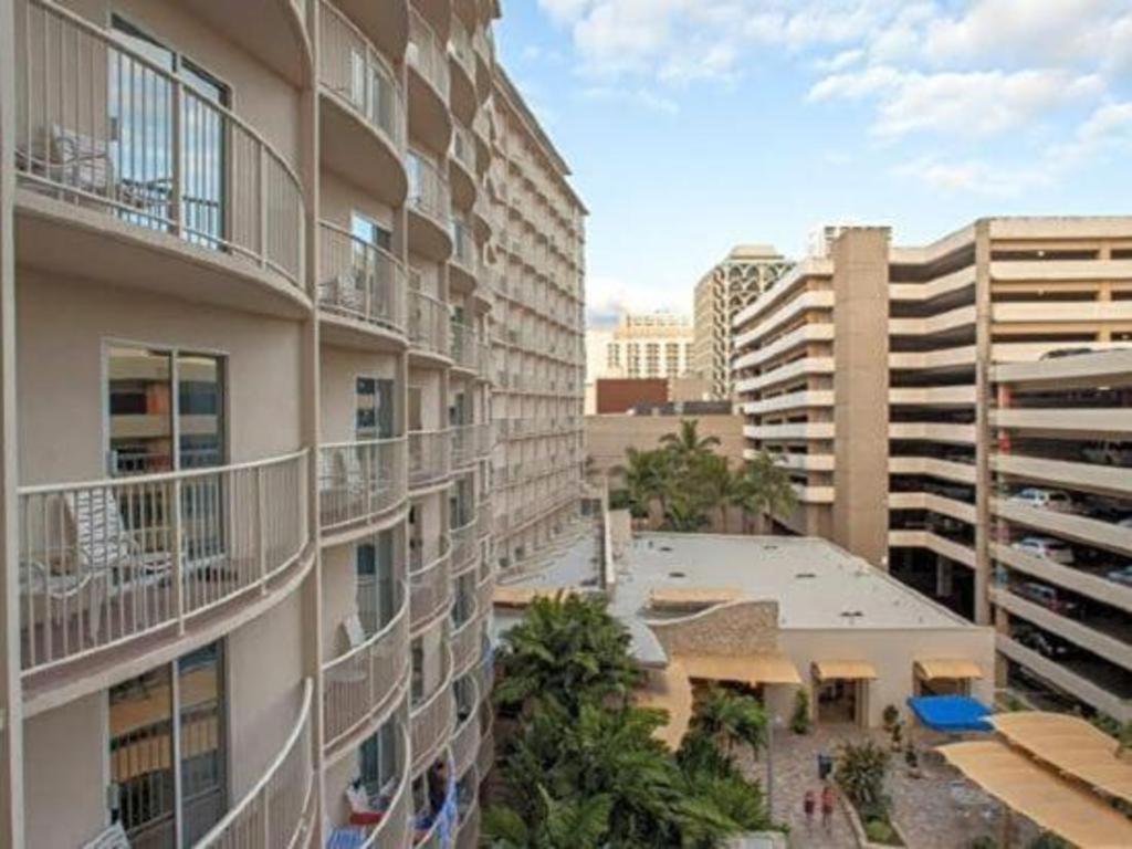 Club Wyndham At Waikiki Beach Walk Hotel 3*