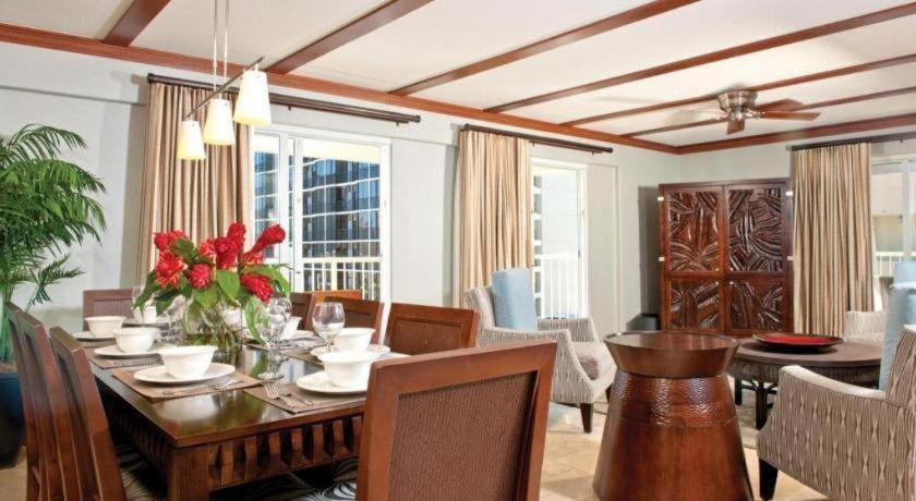 Club Wyndham At Waikiki Beach Walk Hotel