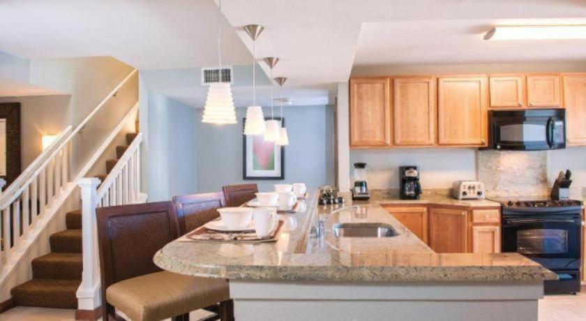 Hotel Club Wyndham At Waikiki Beach Walk 3*